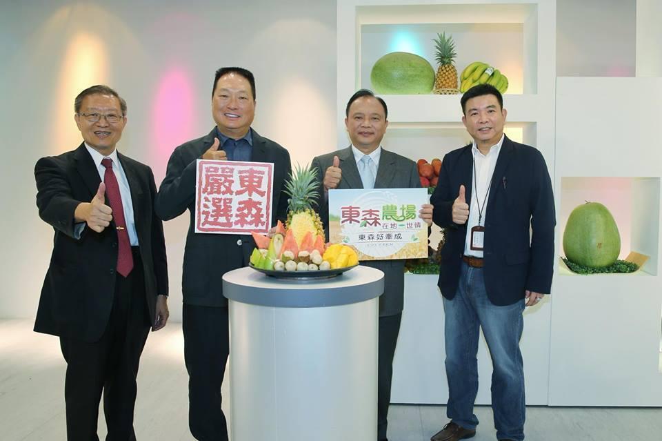 農委會主委林聰賢,與東森購物執行策略長王令麟一起參加購物現場直播。