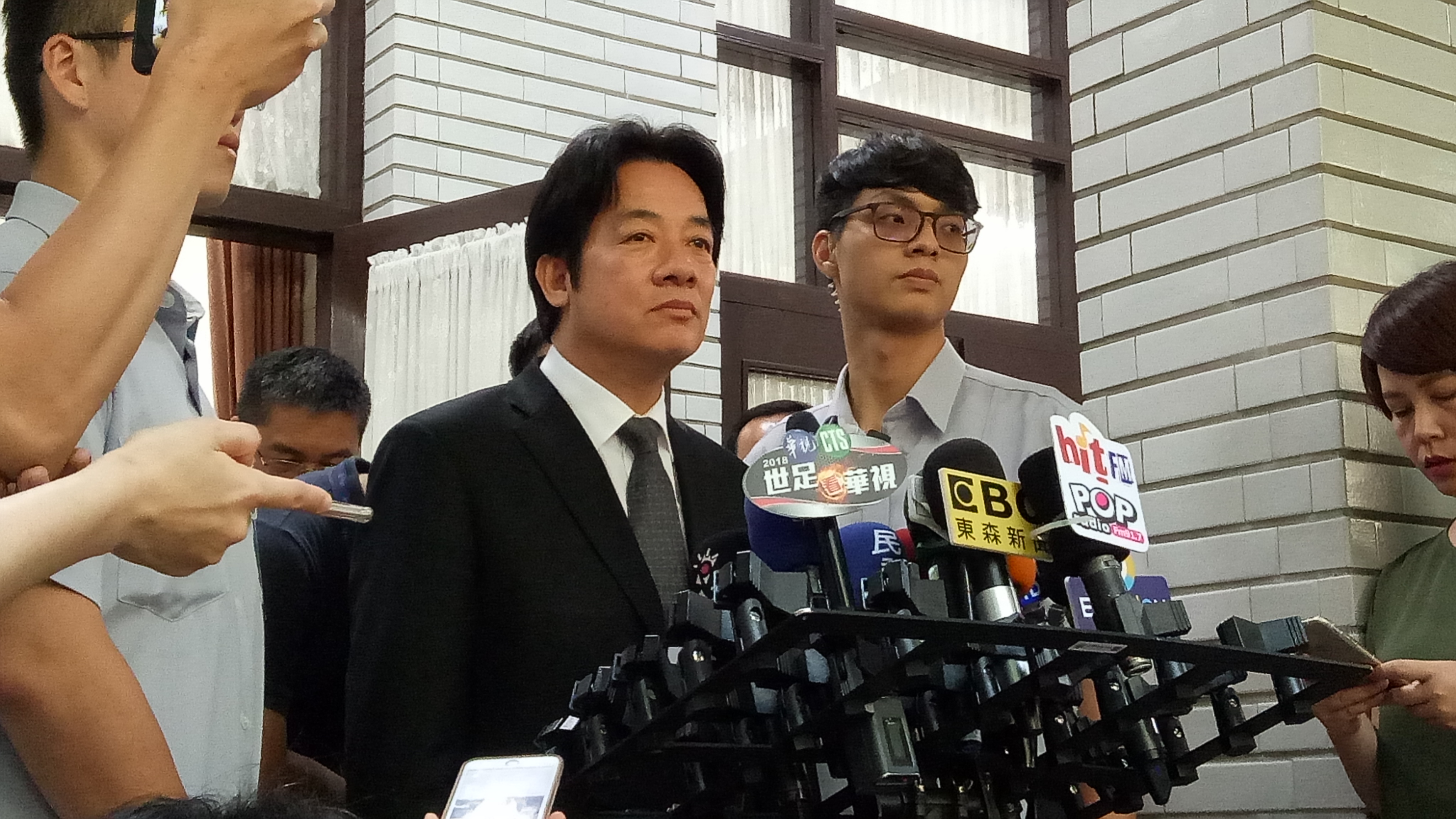 行政院長賴清德晚間受訪談教育部長吳茂昆請辭案。