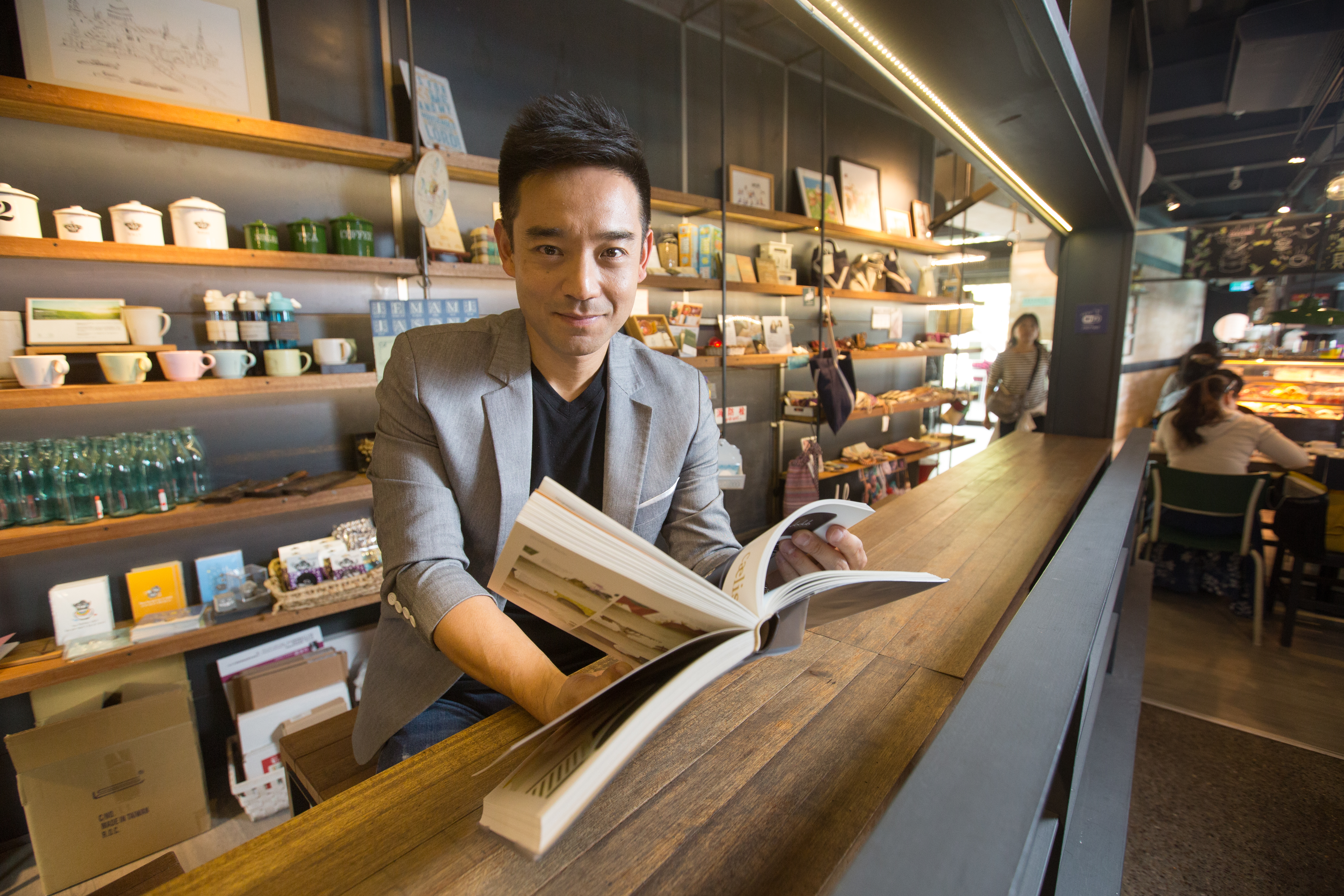 單親家庭出身的岑永康，高中就開始打工，他努力賺錢，也珍惜每一分錢。