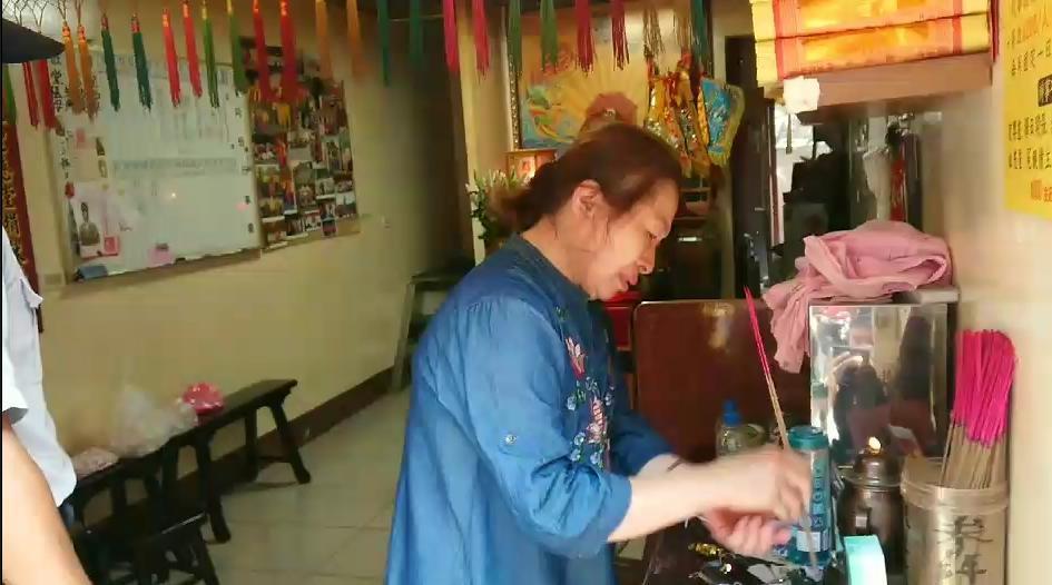 死者婆婆得知兒子掐死媳婦再自戕,難過地上香。(警方提供)