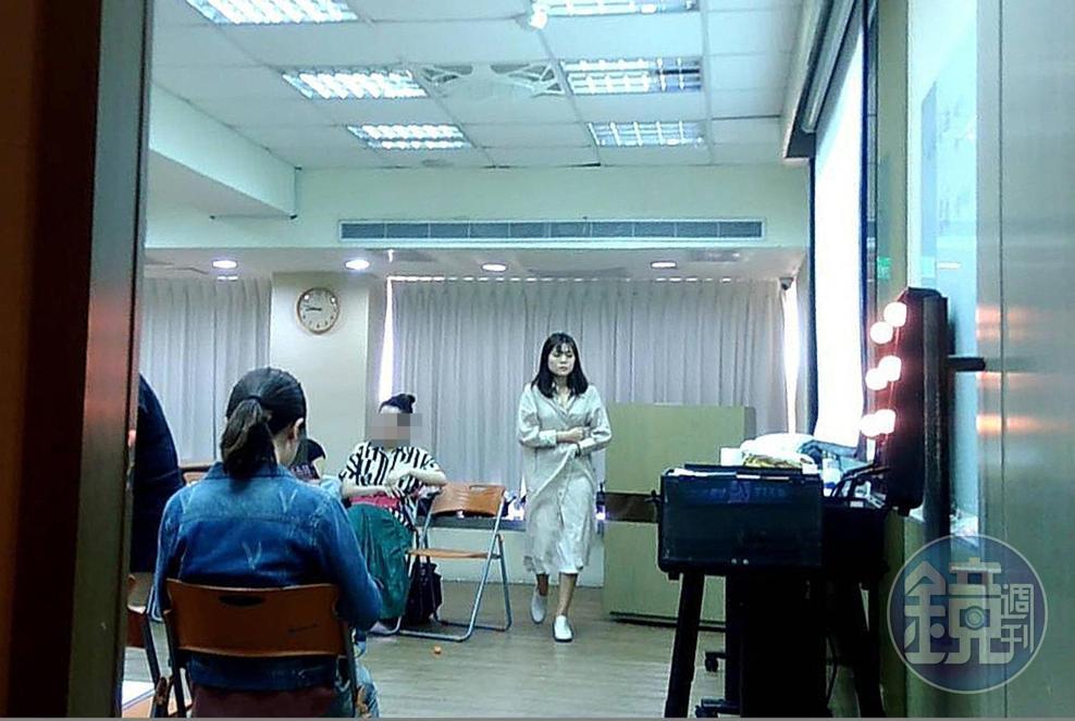 李敏目前在台北市南京東路1棟大樓內教彩妝，本刊26日直擊不少學員慕名而來。
