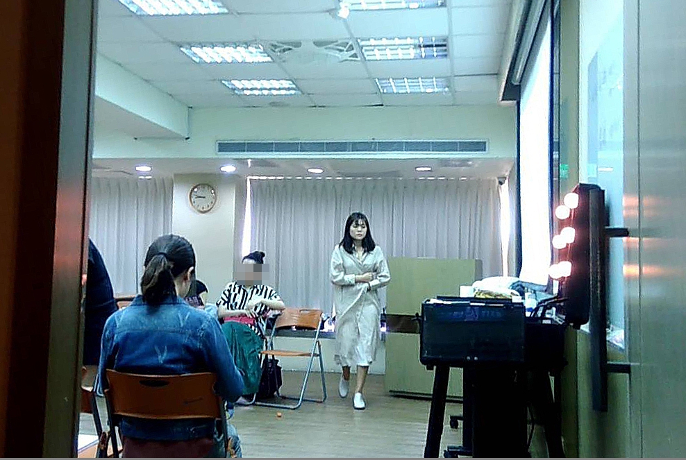 李敏目前在台北市南京東路1棟大樓內教彩妝，本刊26日直擊不少學員慕名而來。