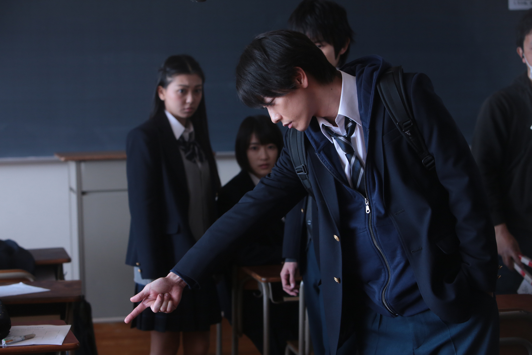 29歲佐藤健再度扮演高中生，《殺戮重生犬屋敷》演出冷血屠殺民眾的「機械人類」。（采昌國際提供）