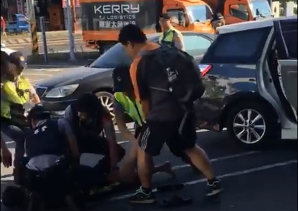 許男揮舞西瓜刀嗆聲後，要離去時被趕抵現場的員警制伏。（警方提供）