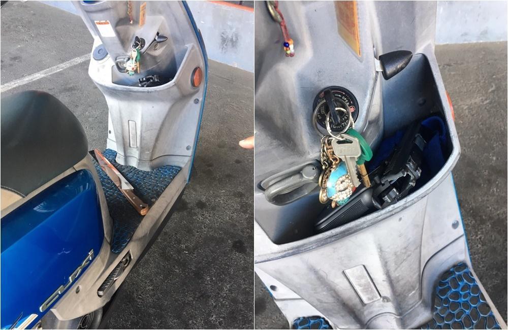 許男在機車腳踏板上放了西瓜刀，還有一把假槍。（警方提供）