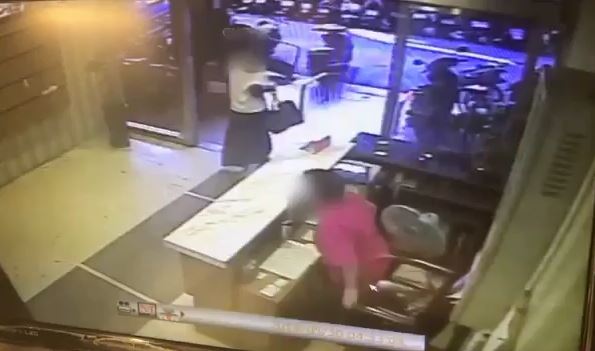 歐陽女與游男發生爭吵後，負氣搭計程車離開旅店。（松山分局提供）