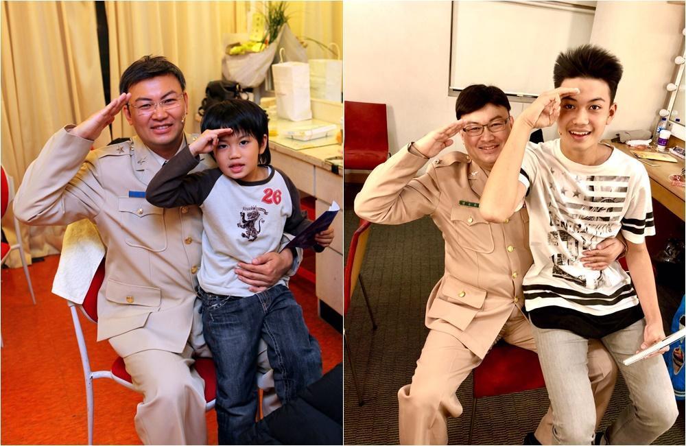 劉亮佐看著與兒子銓銓2009年和2018年的合影,令他感嘆歲月過得真快。(修毅提供)