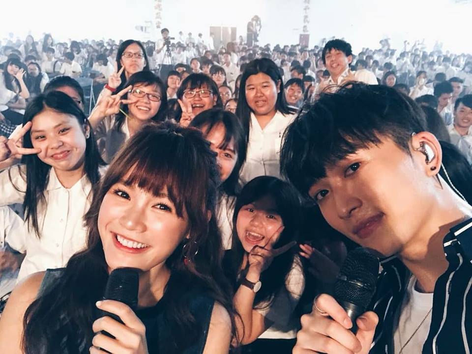 吳心緹跟著邱鋒澤到泰北高中唱校園，原本緊張心情，也因學生的熱情變得好輕鬆。（吳心緹臉書）