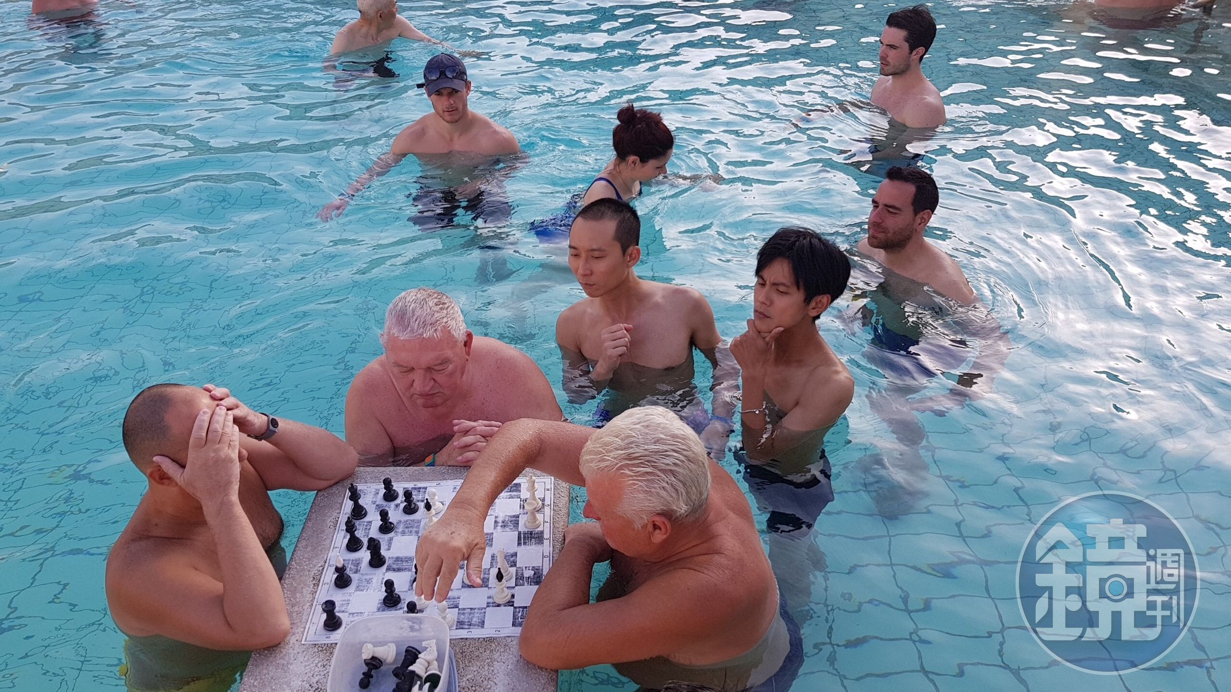 浩角翔起在賽切尼溫泉浴場目睹經典下棋場景，笑說這些人真的不是臨演。（TVBS提供）