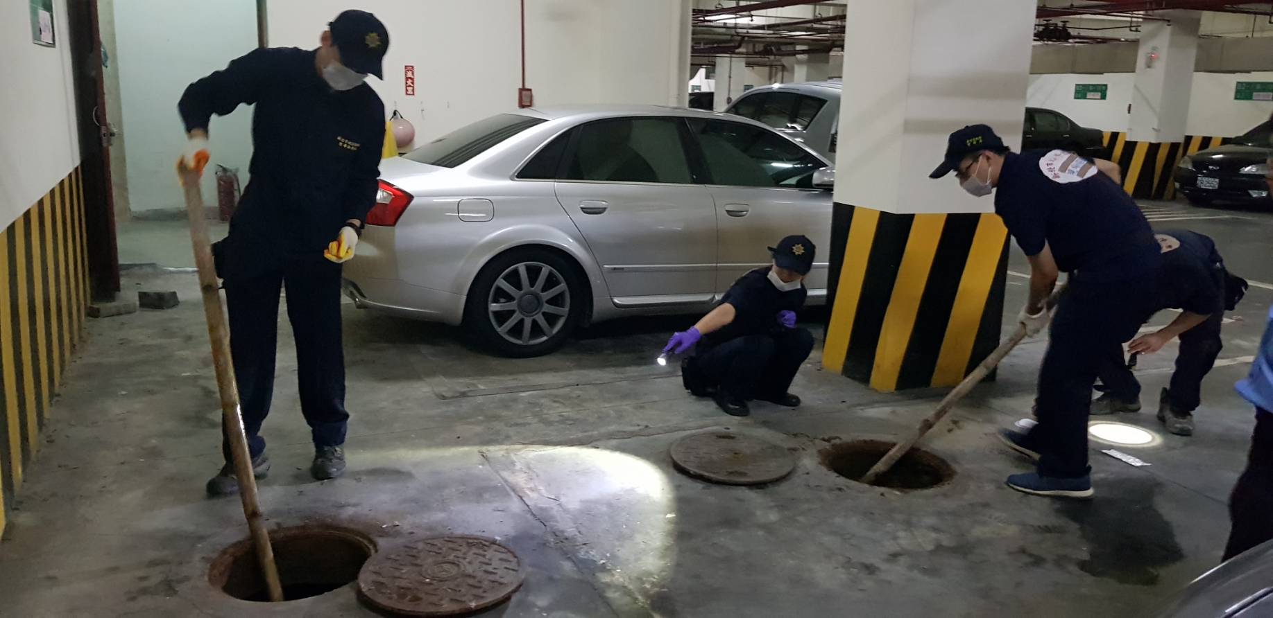 警方開挖化糞池，沒有發現死者臟器。（翻攝畫面）