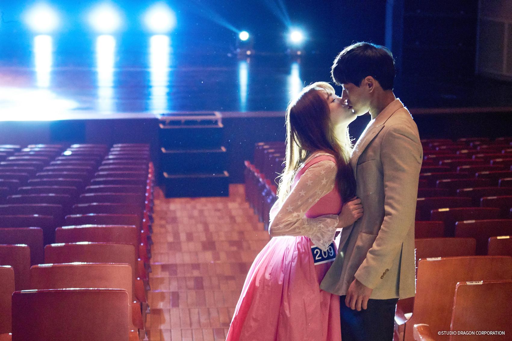 李相侖（右）、李聖經在《想停止的瞬間：About Time》中共譜甜蜜戀曲。（KKTV提供）