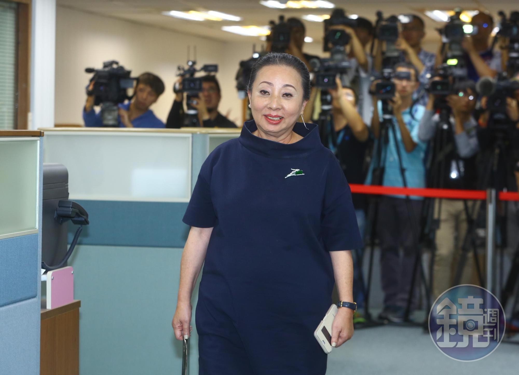 嘉義縣長張花冠今在民進黨中執會開砲，再次槓上立委陳明文。