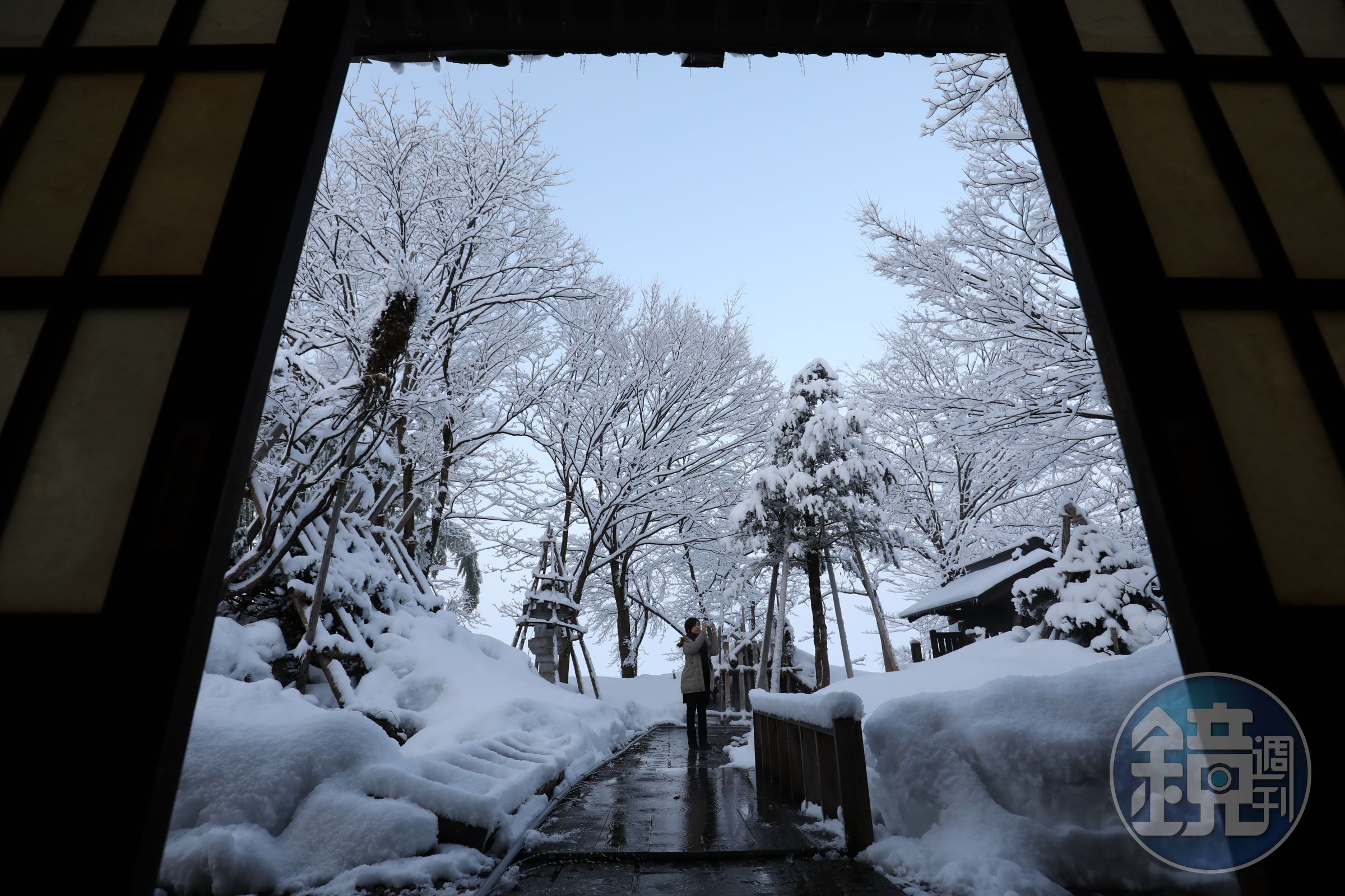 打開「岡寮」的古老大門，就是美麗的雪景。