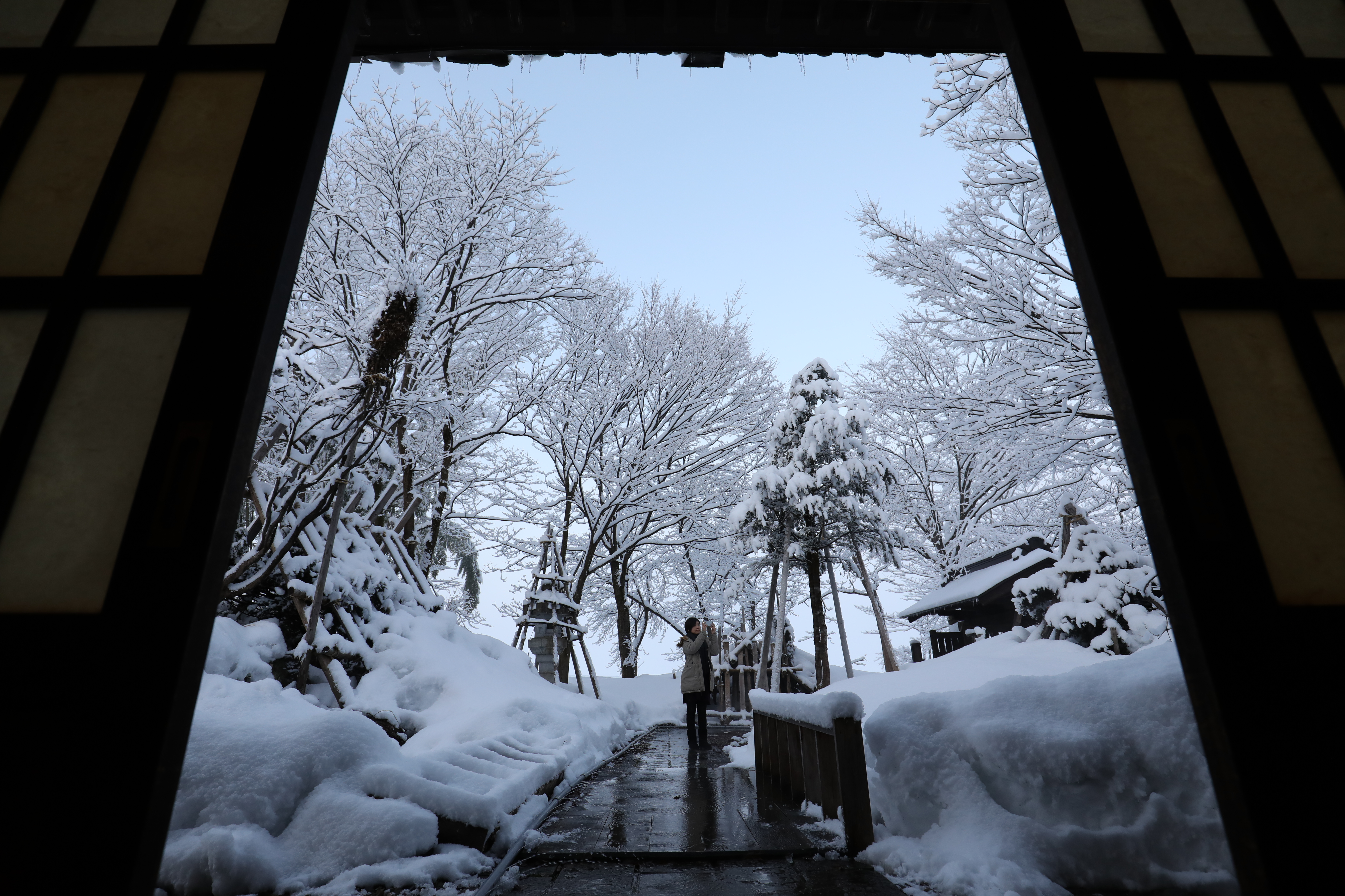 打開「岡寮」的古老大門，就是美麗的雪景。