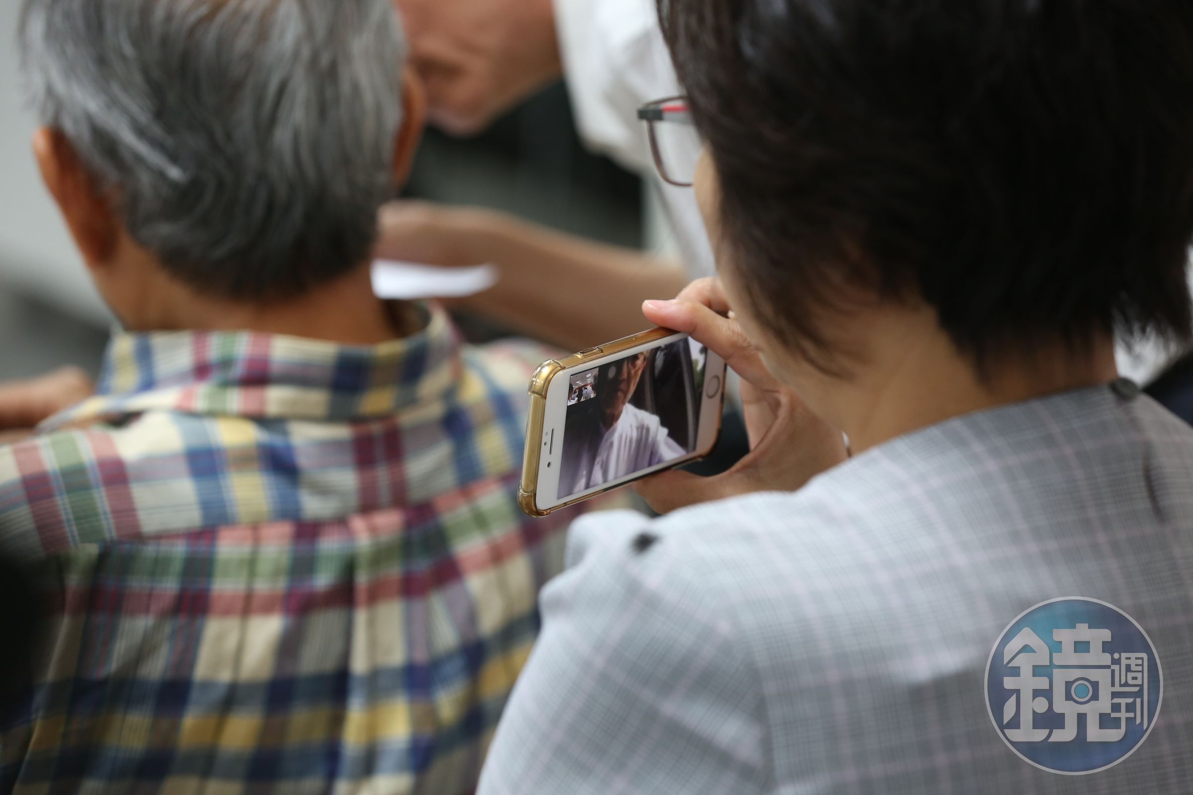 新紡股東會上，吳東進又派人直播，以掌握情況。