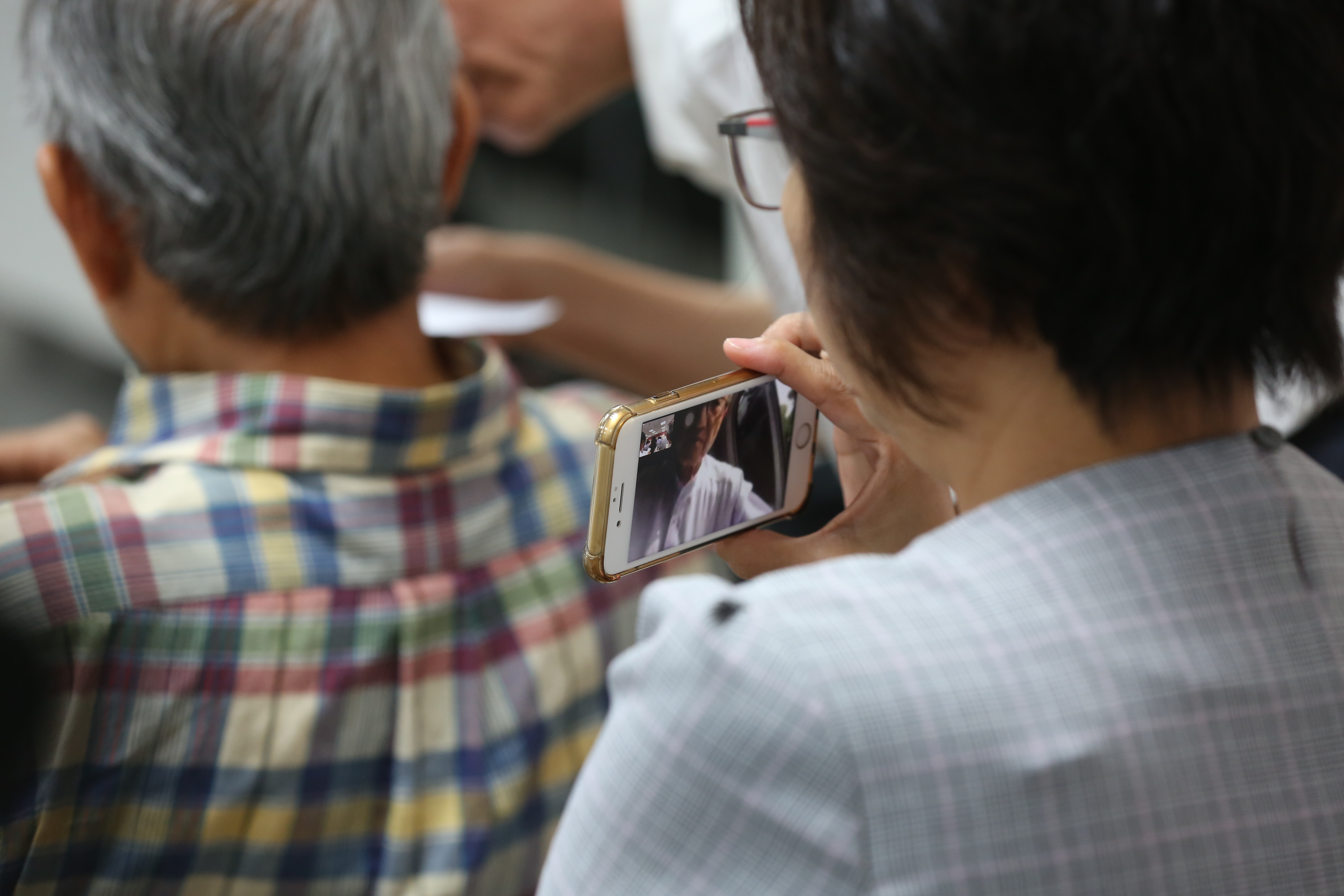 新紡股東會上，吳東進又派人直播，以掌握情況。