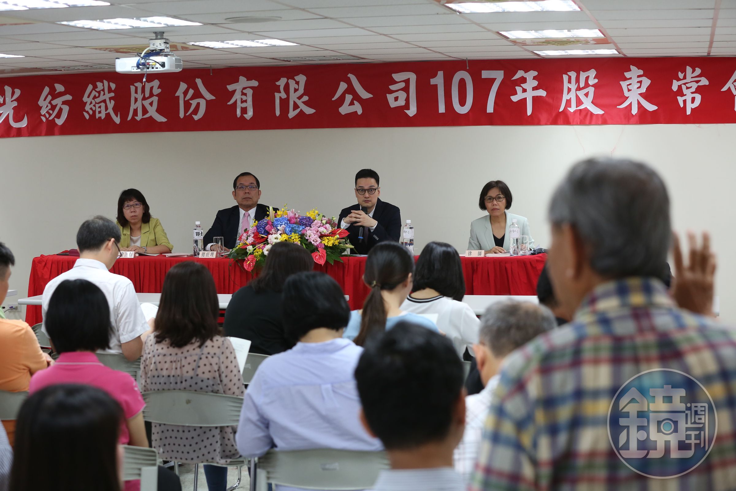 新紡股東會上，吳東進派股東接連發言，要求吳昕紘、吳昕恩說明。