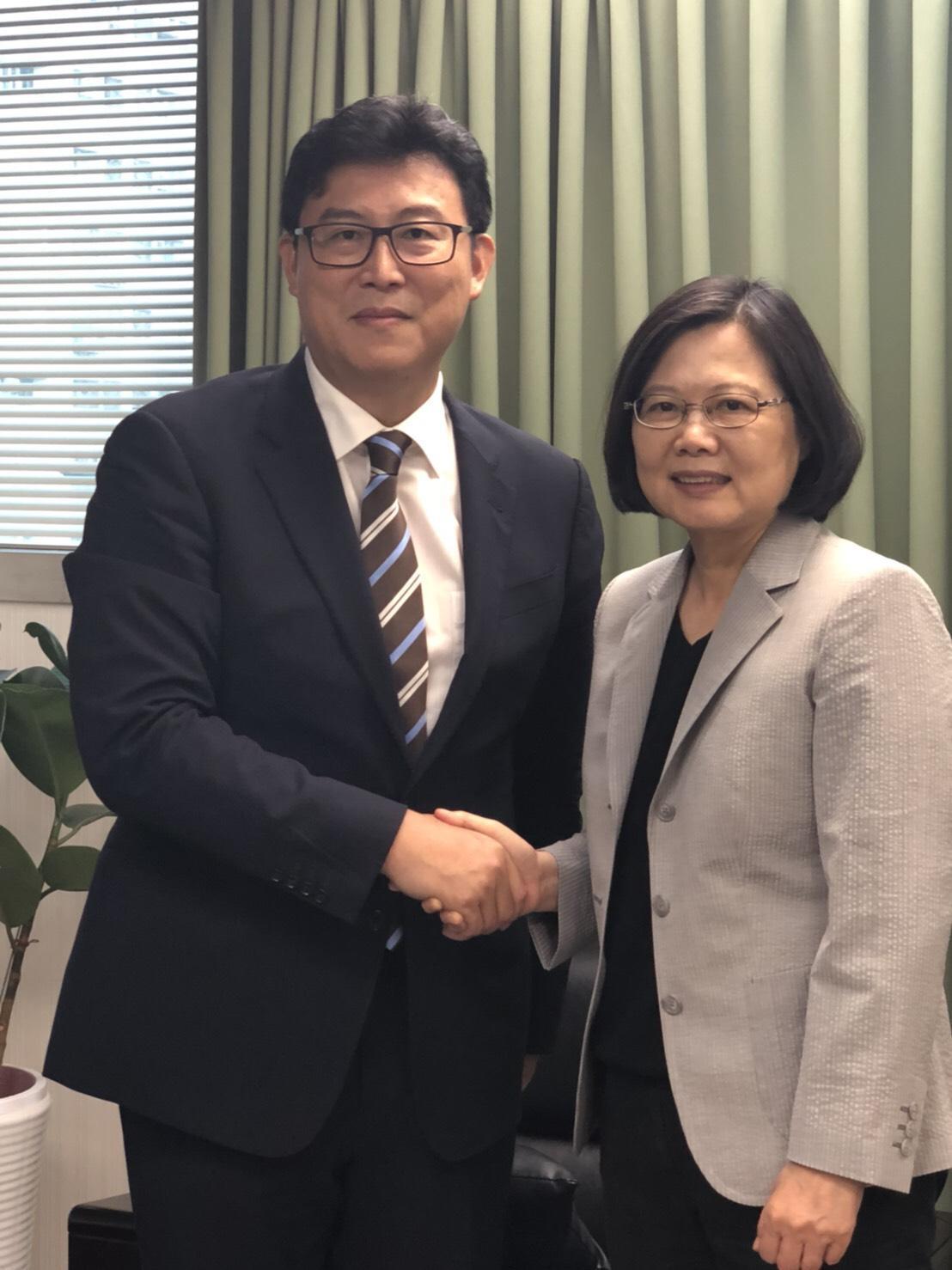 民進黨主席蔡英文今中執會後，與剛獲得提名台北市長參選人的姚文智會面。（姚文智辦公室提供）