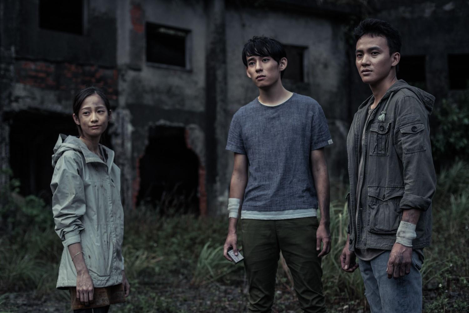 植劇場系列中，簡嫚書（左起）、曹晏豪、徐鈞浩主演的《天黑請閉眼》口碑不俗。