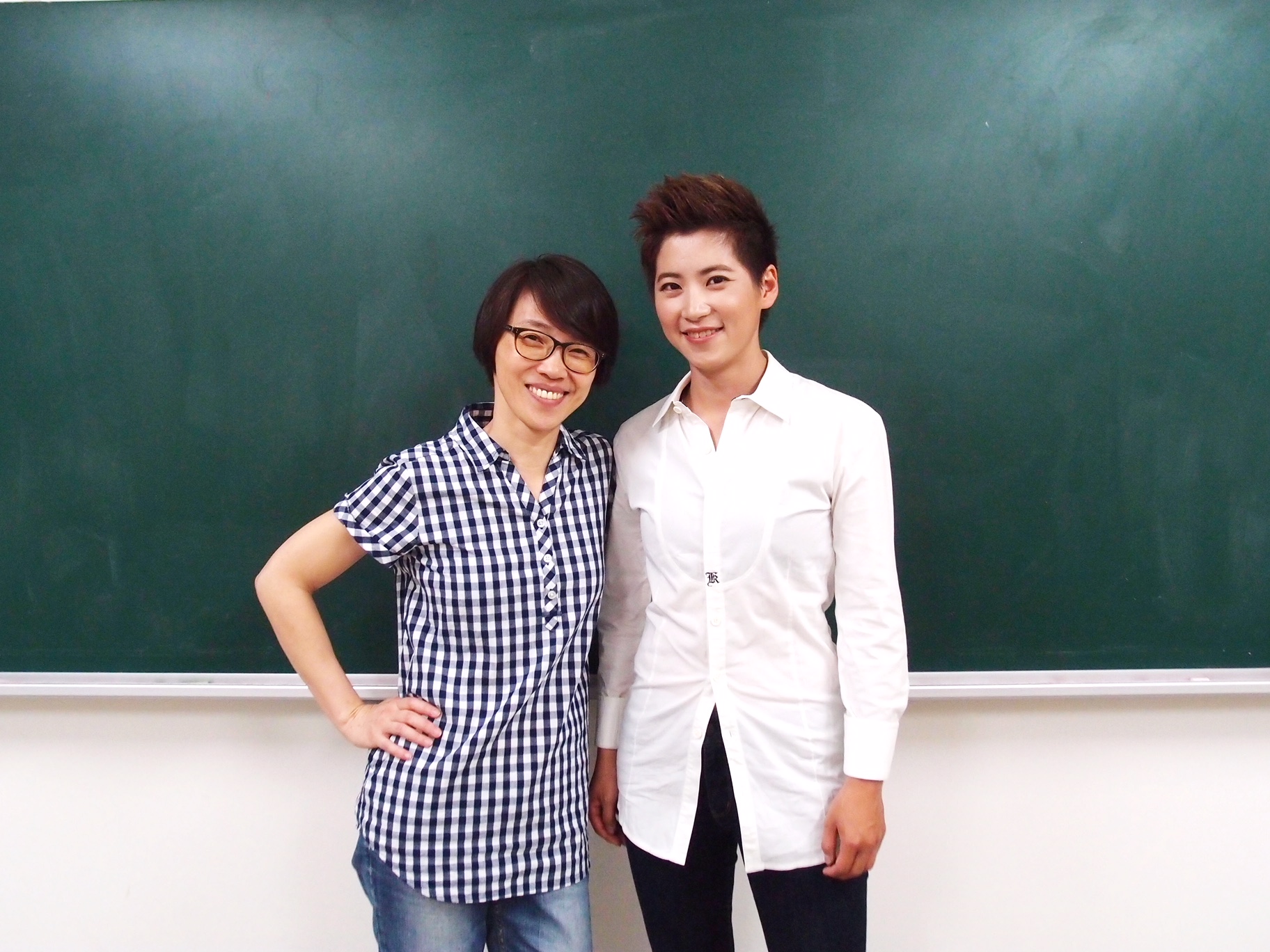 導演周美玲（左）為李德筠（右）拍攝新歌〈我的世界沒有孤寂〉MV。（野火樂集提供）