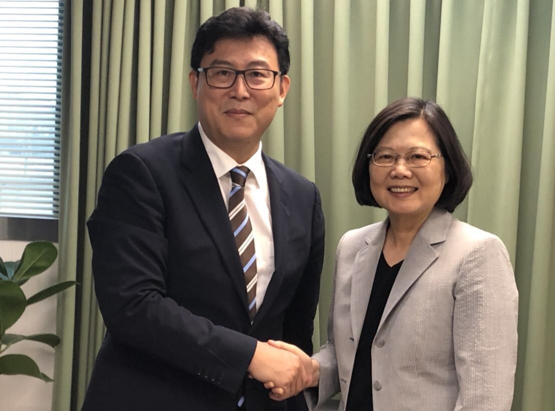 民進黨主席蔡英文盛讚姚文智是最有戰力的台北市長候選人。（姚文智辦公室提供）