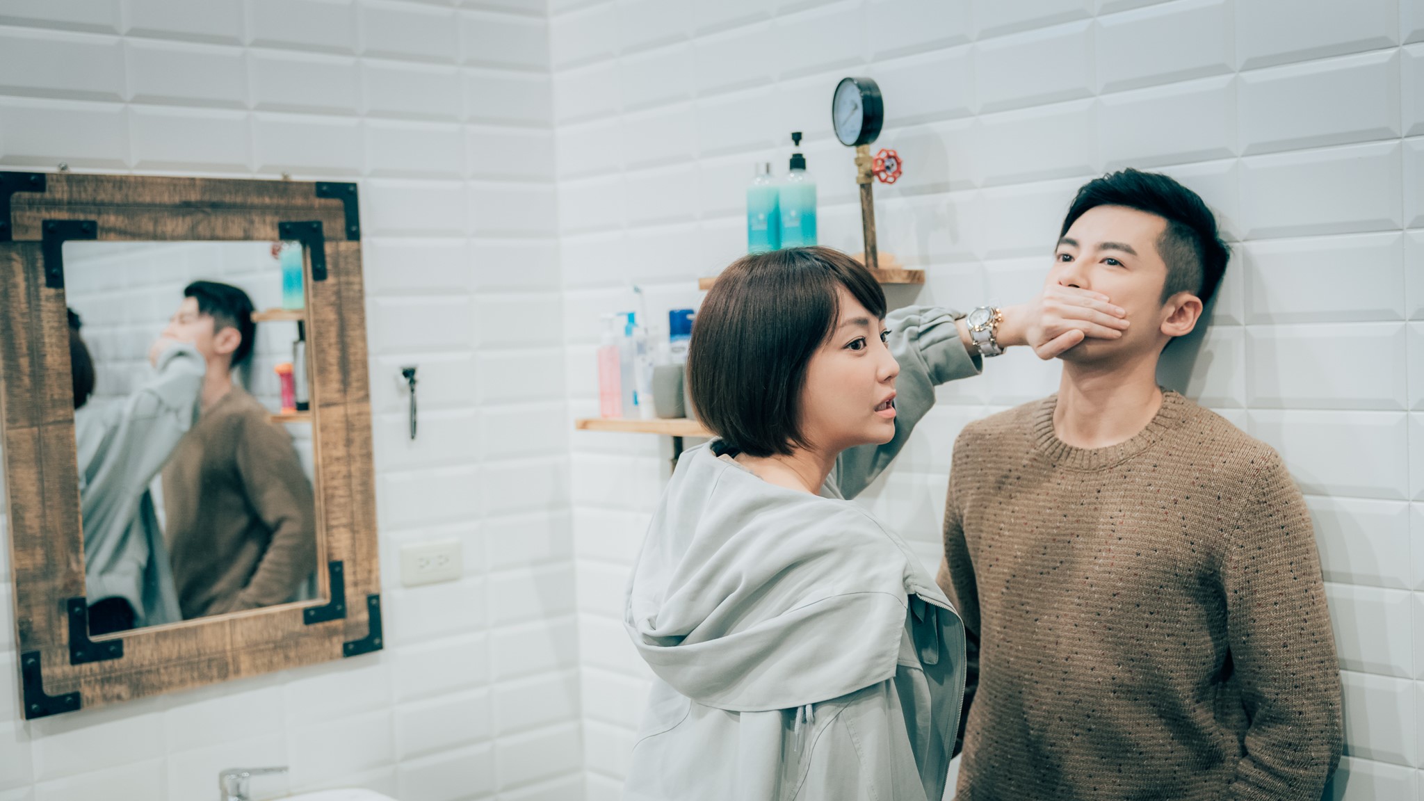 李國毅（右）、謝欣穎主演的《1006的房客》，輕科幻結合時空穿越的題材很新鮮。（愛奇藝台灣站提供）