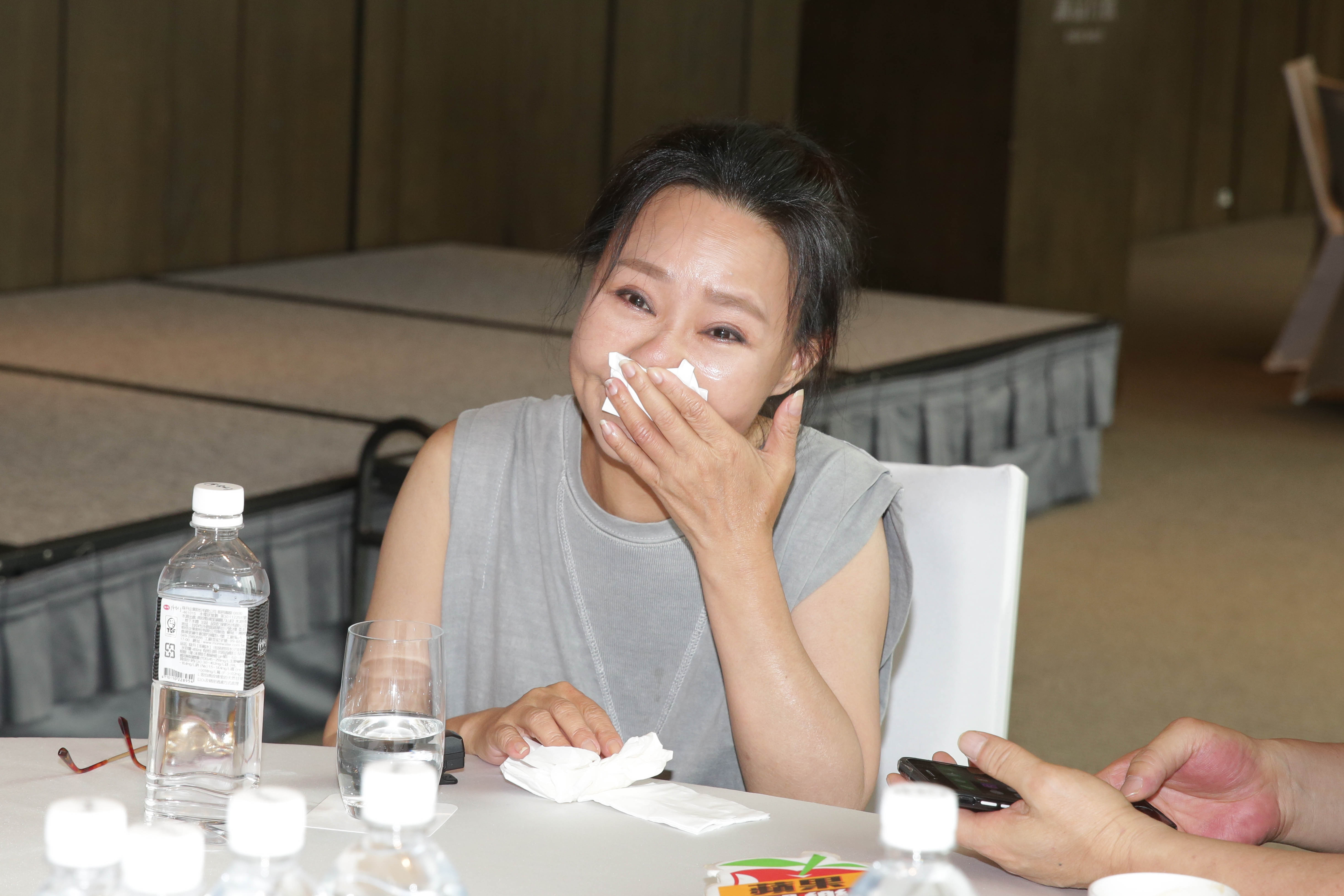 呂雪鳳談到罹患失智症的爸爸，在記者會上忍不住痛哭失聲。