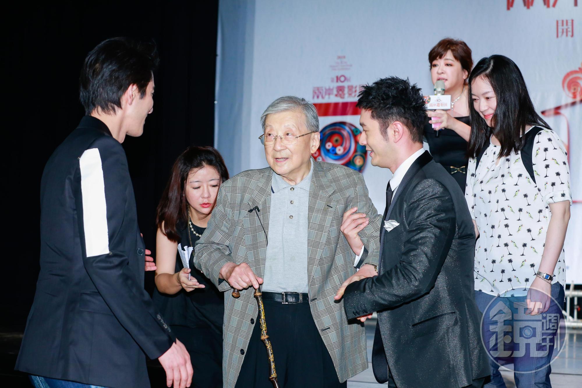 高齡88歲的兩岸電影交流委員會主委李行導演行走樓梯不便,黃曉明、王力宏見狀立即上前攙扶,場面溫馨。