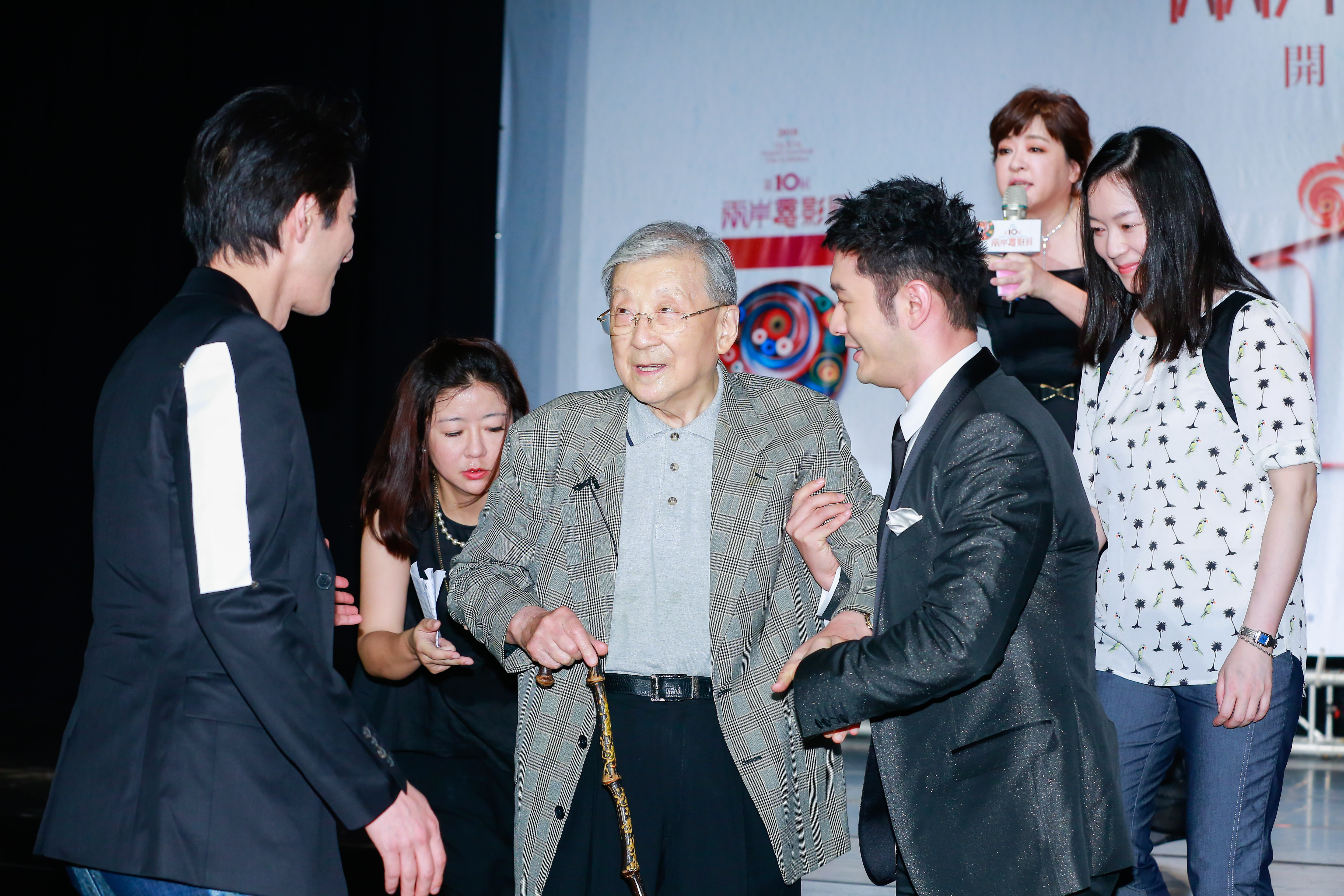 高齡88歲的兩岸電影交流委員會主委李行導演行走樓梯不便，黃曉明、王力宏見狀立即上前攙扶，場面溫馨。