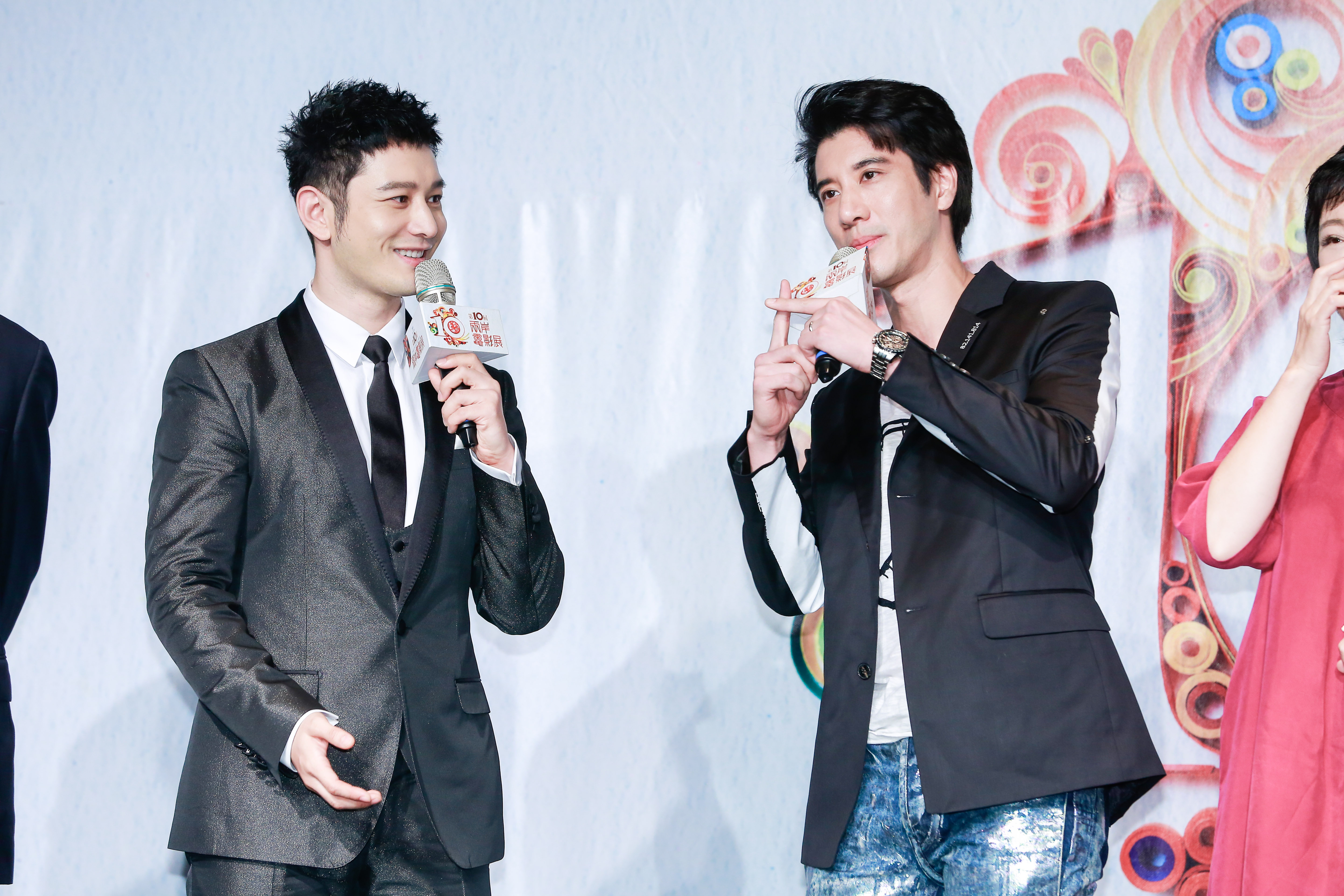 王力宏在聊到即將迎來第3個寶寶時比了「十」手勢，被黃曉明調侃想生10個，王力宏尷尬解釋自己比錯了。