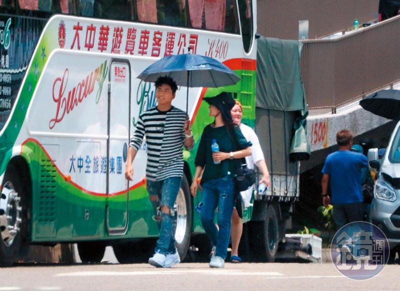 本刊報導王大陸在MV拍攝現場與工作人員曖昧，王大陸透過聲明否認。