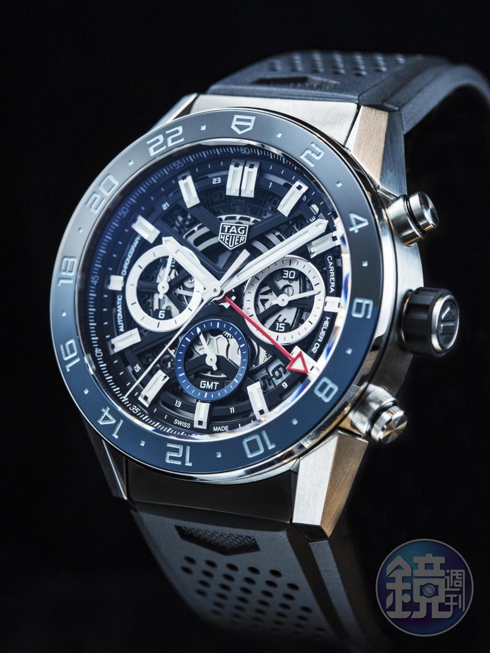 《Carrera Heuer 02 GMT》實用的GMT可經由錶冠輕易調整,並透過紅色漆面指針,以及由雙色--黑色和藍色陶瓷材質打造的24小時制錶圈指示時間。GMT指針巧妙安置在時針與分針之間,透過與其相對應的GMT刻度,使讀時更加清楚、快速。功能:時間顯示;兩地時間/機芯:自動上鍊機芯/建議售價:約NT$193,500