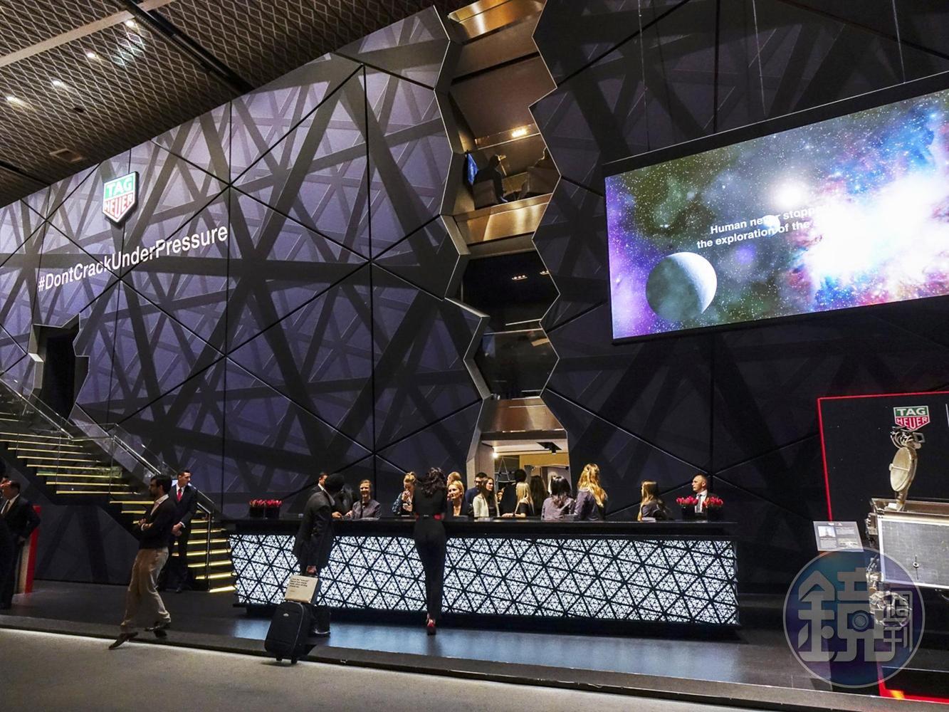 泰格豪雅展館位於Baselworld鐘錶展入口處的黃金地段,常常吸引很多參觀者停留。
