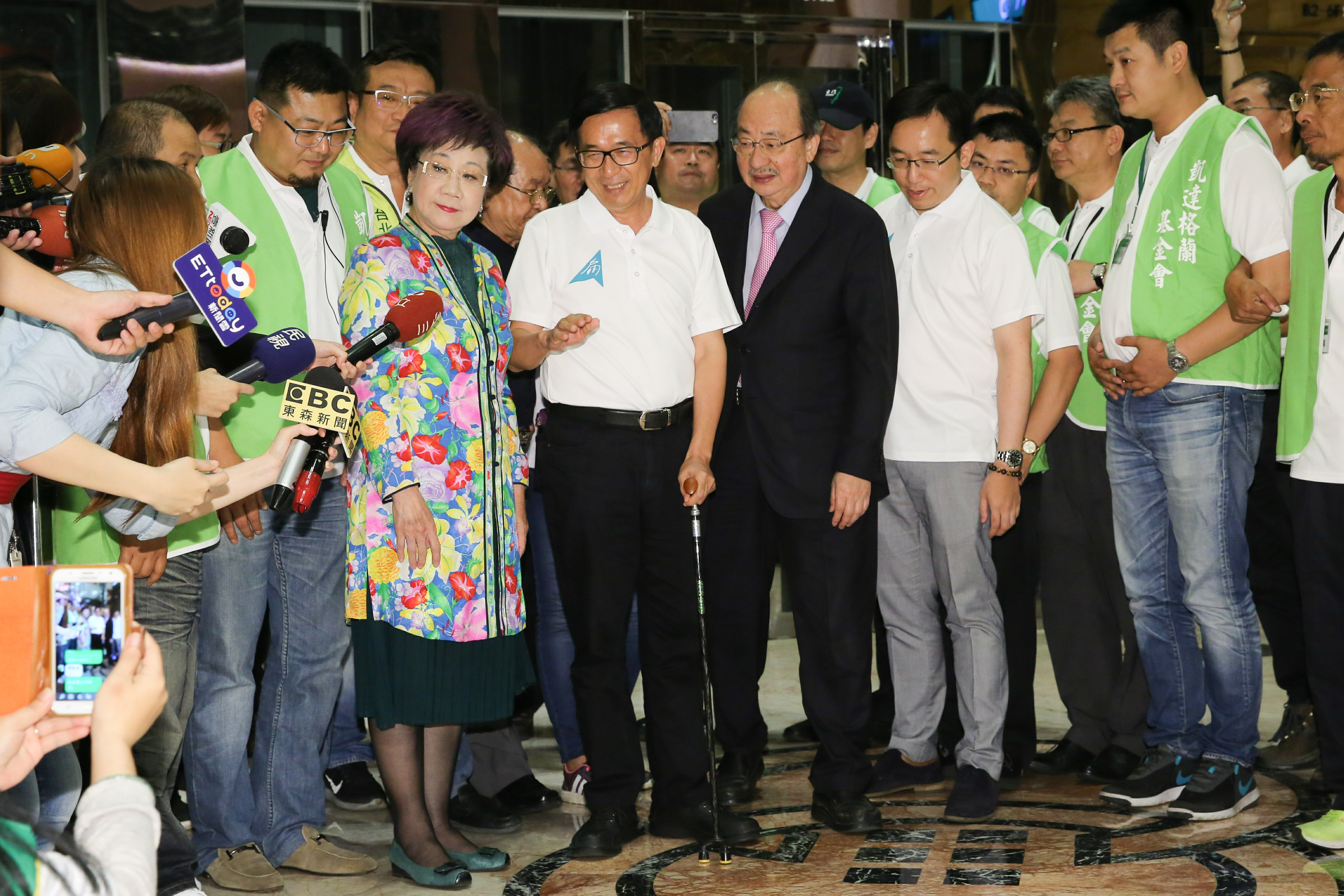 前總統陳水扁5月初在前副總統呂秀蓮、民進黨團總召柯建銘等人陪同出席凱達格蘭基金會募款餐會。