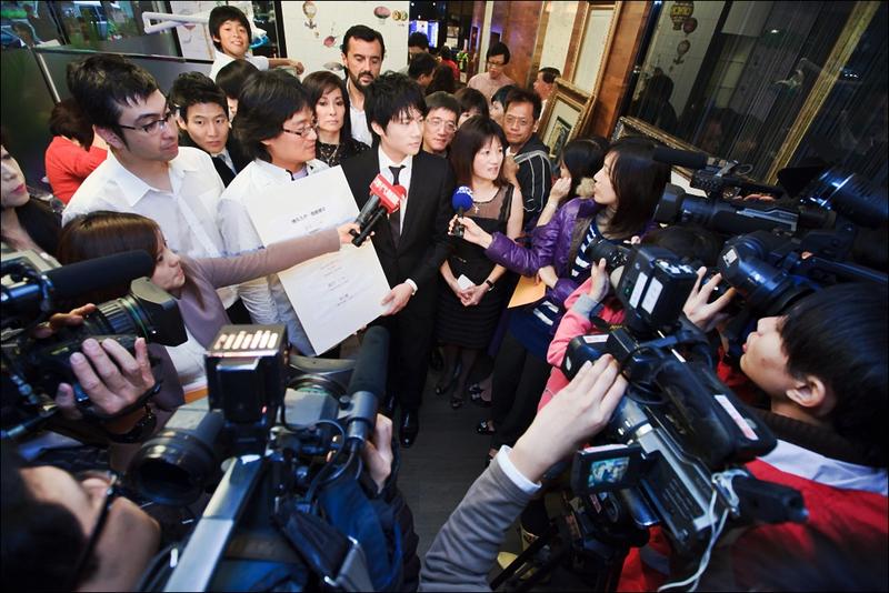 牙醫診所開幕時，陳俊龍曾與姊姊、外甥一起受訪，後來雙方撕破臉。