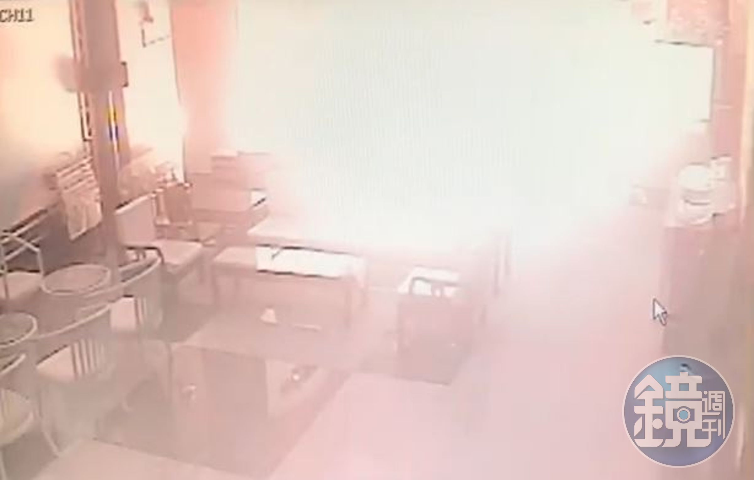 蔡嫌持寶特瓶裝滿汽油點火，朝國民黨中央黨部一樓縱火。（翻攝畫面）