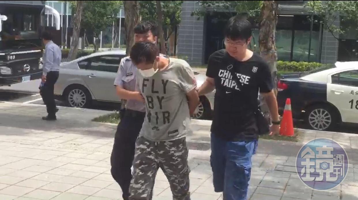 起出贓物後，警方帶嫌犯回分局。