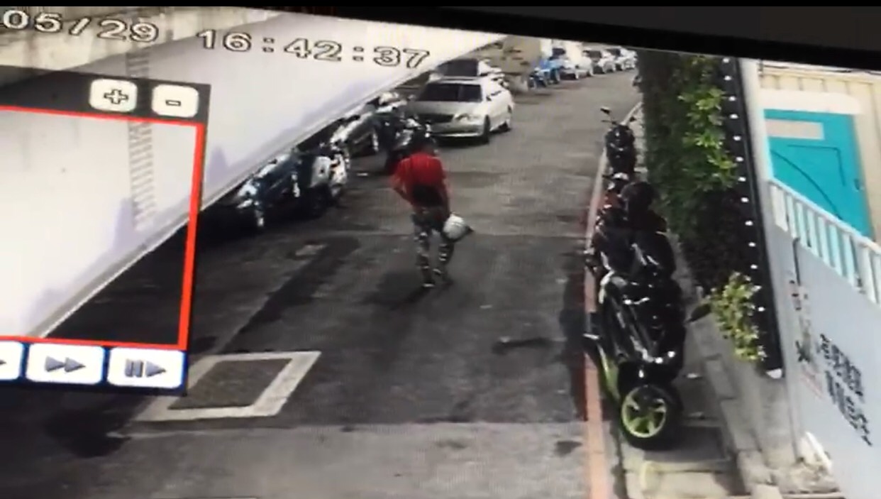 嫌犯挑選機車下手行竊。（翻攝畫面）
