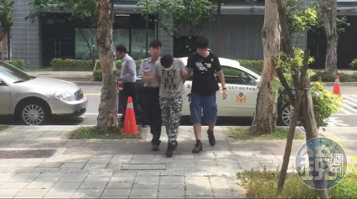 警方帶嫌犯起贓後帶回分局。