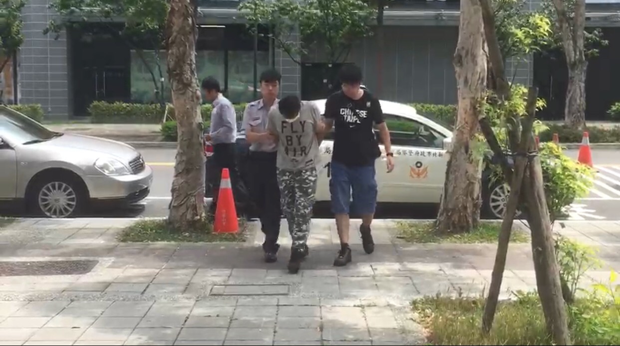 警方帶嫌犯起贓後帶回分局。
