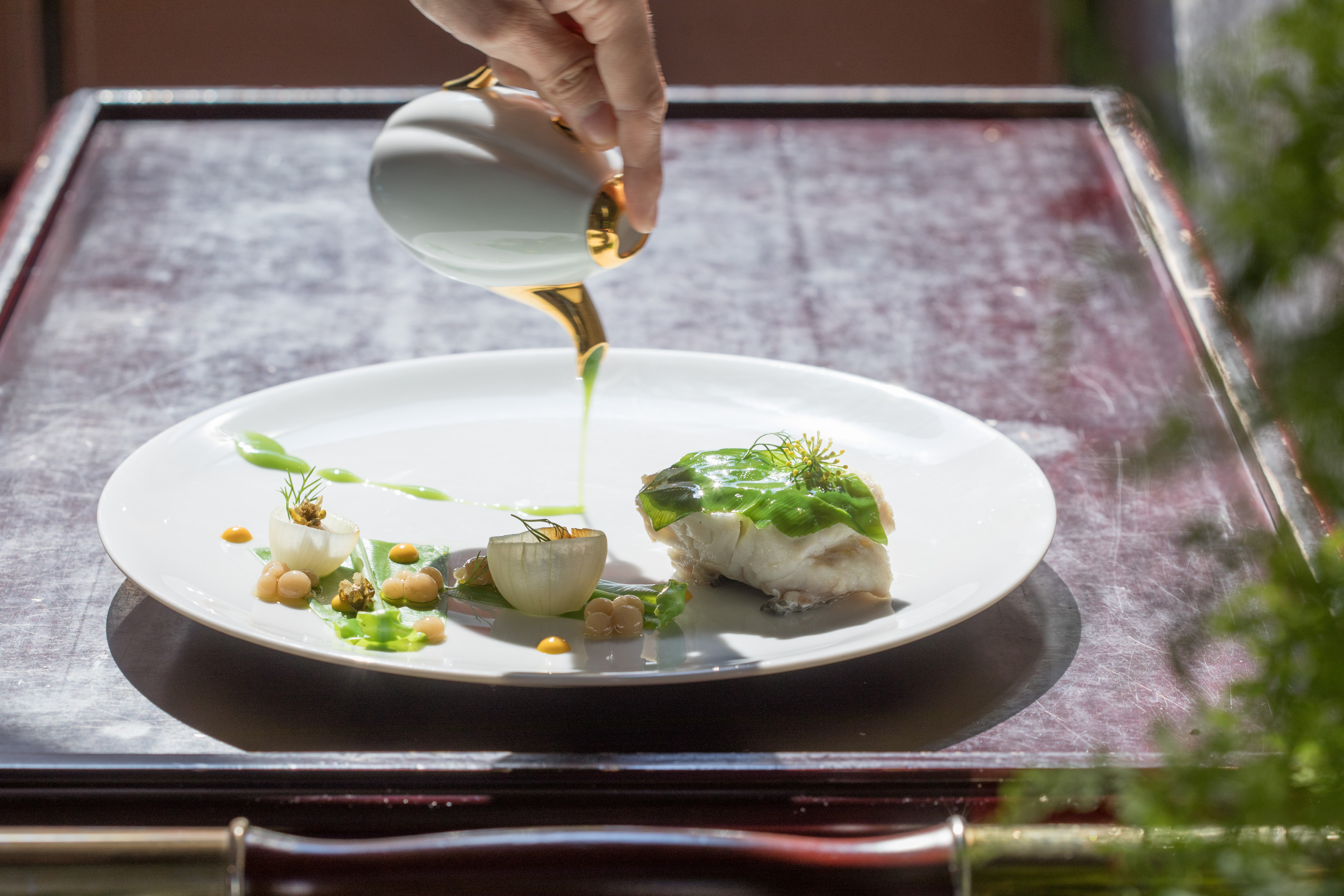 甘鮮的「破布子蒸魚／山蘇魚湯」，魚肉彈實。（2,880元套餐菜色） 