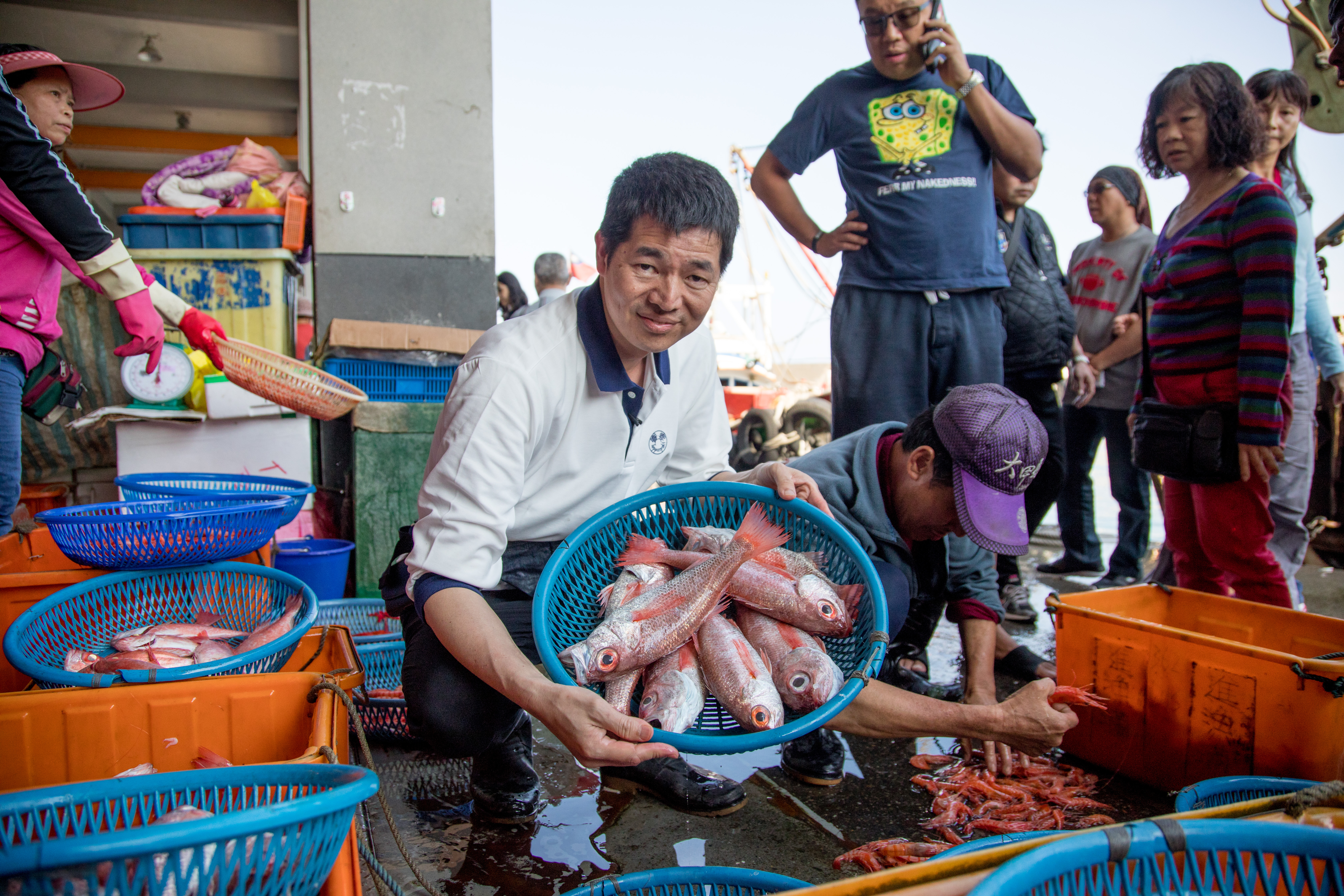 程智勇到大溪漁港收紅喉，籃裡的每條魚個頭肥碩。他挑的海鮮質優肥美，拍照時引起許多人圍觀詢問：「這怎麼賣？」