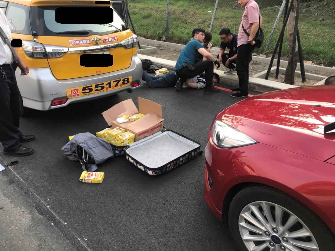 警方攔截計程車,逮捕車上的嫌犯。(翻攝畫面)