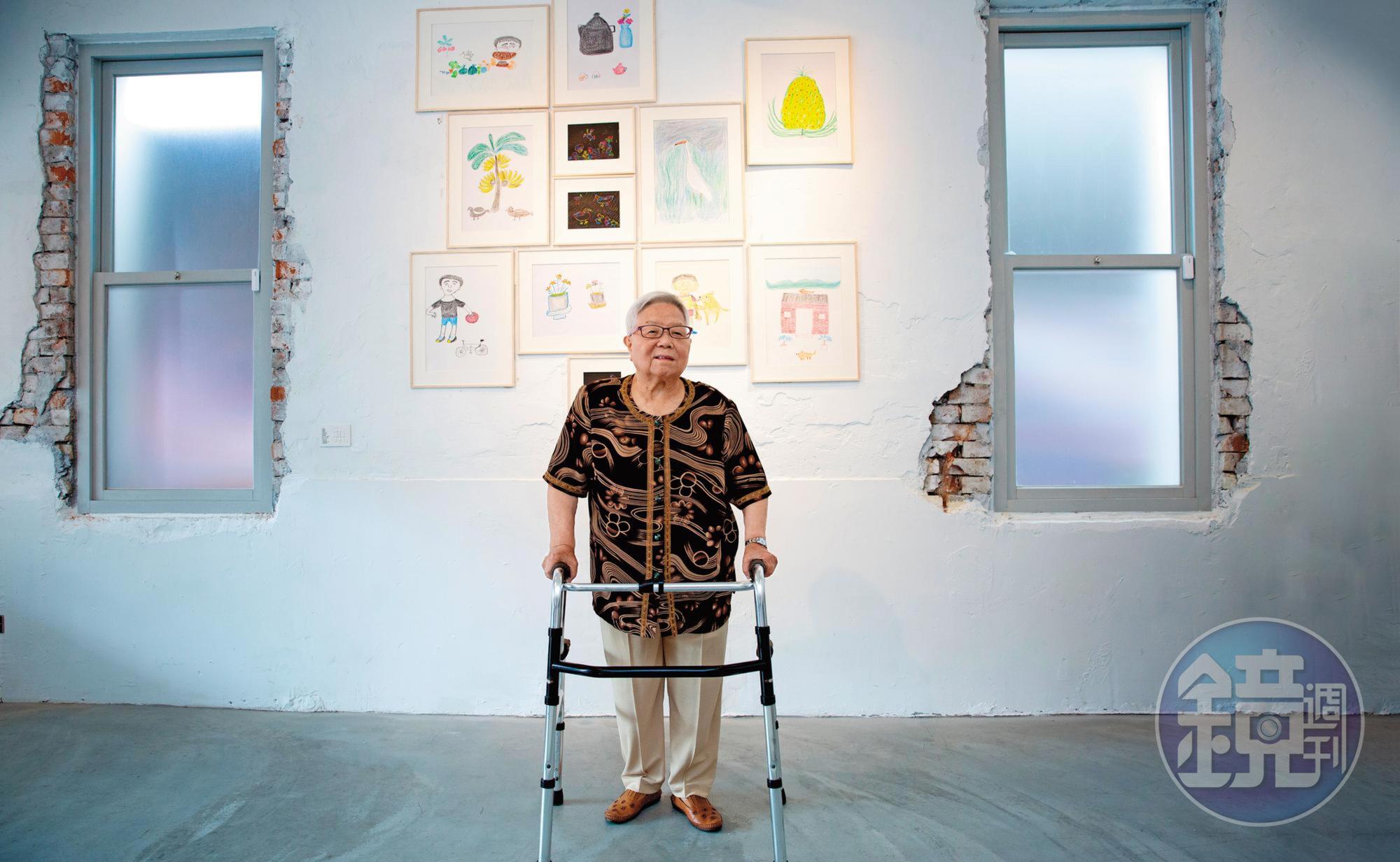 85歲的黃周玉女第一次辦畫展。
