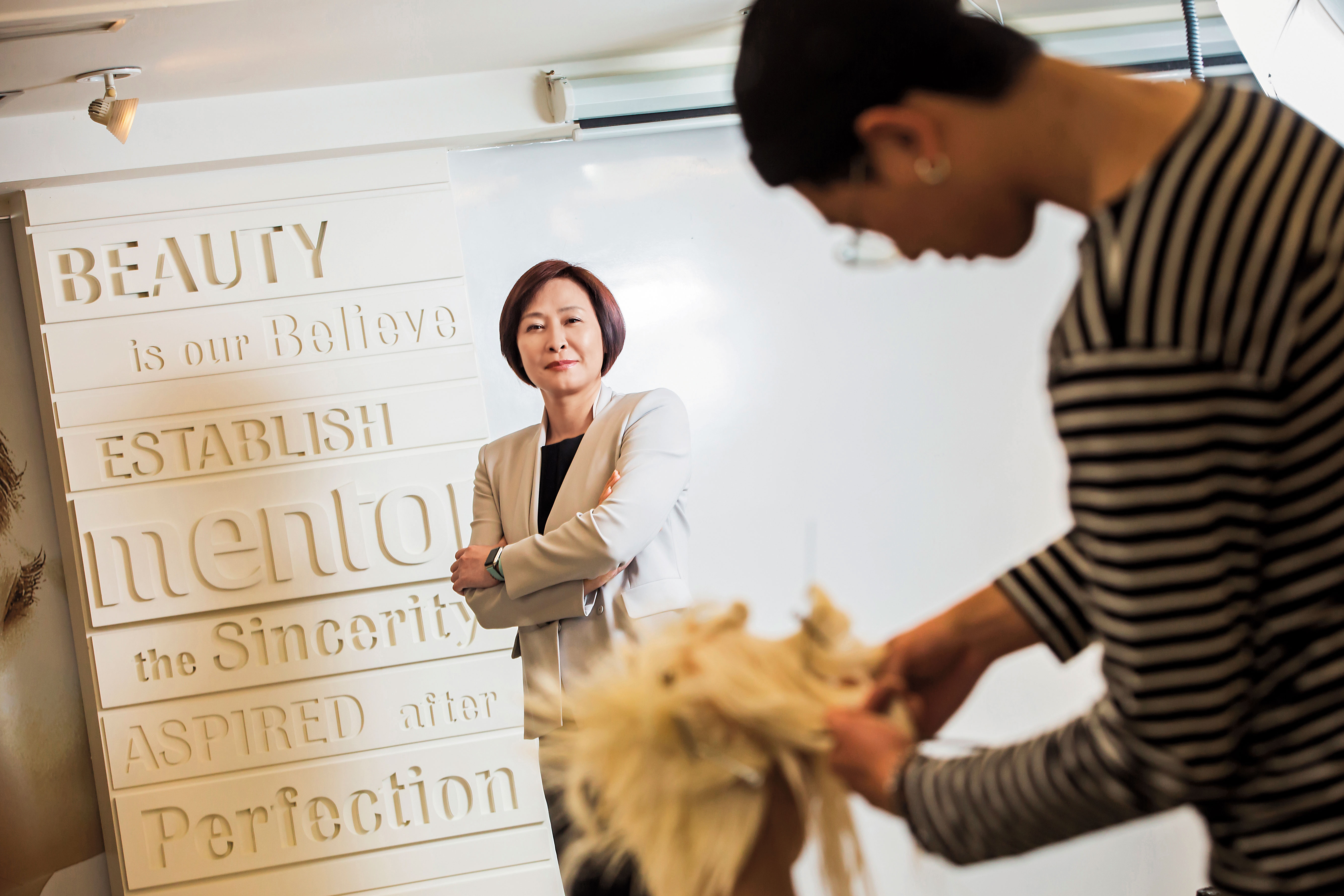 賴淑芬從父親賴孝義的司機兼祕書做到集團董事長，讓品牌從單一擴張成多品牌，海內外共有460家門市，穩居台灣美髮產業龍頭。