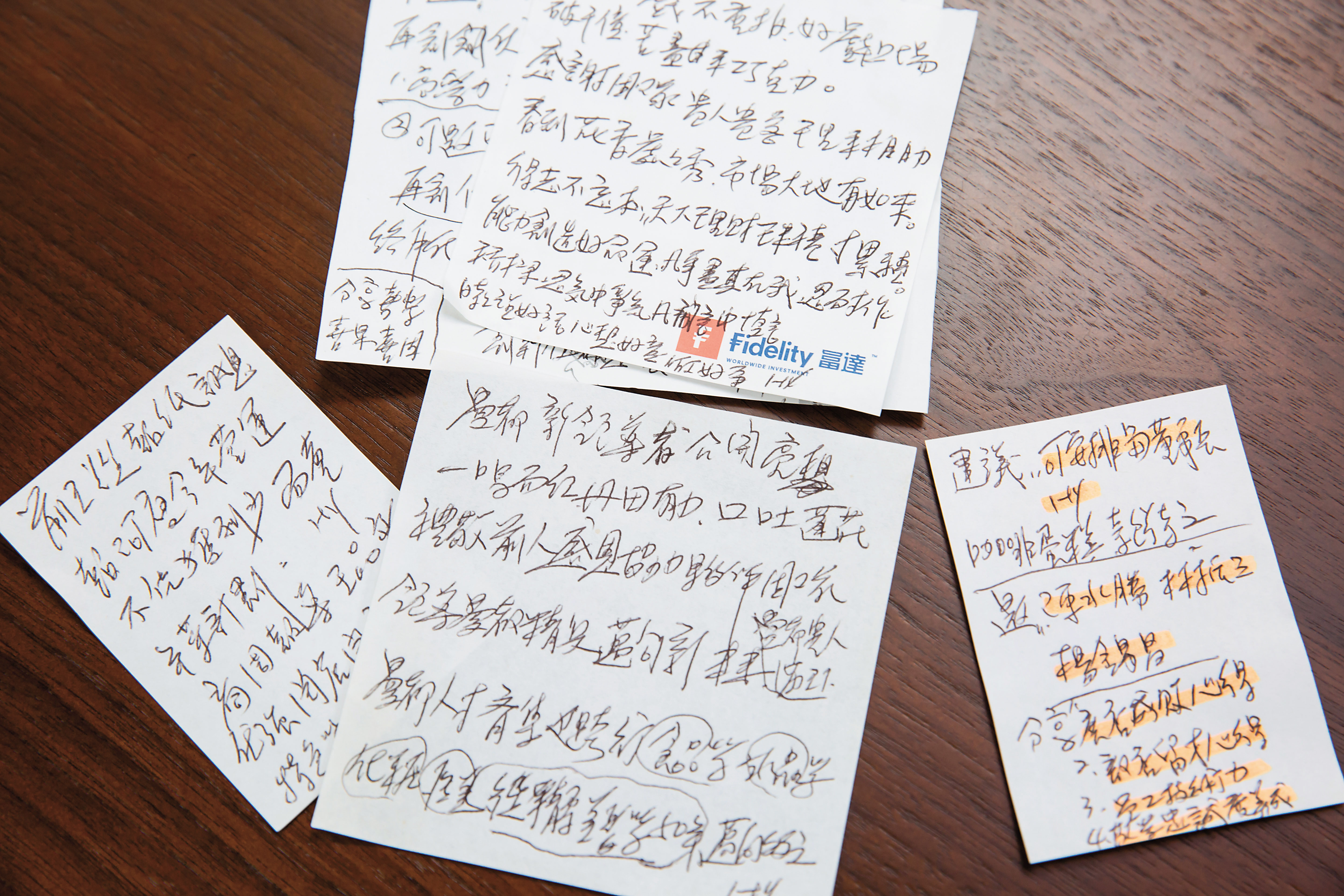 交棒後賴孝義仍每天到公司巡頭看尾，也會用小紙條提醒女兒。
