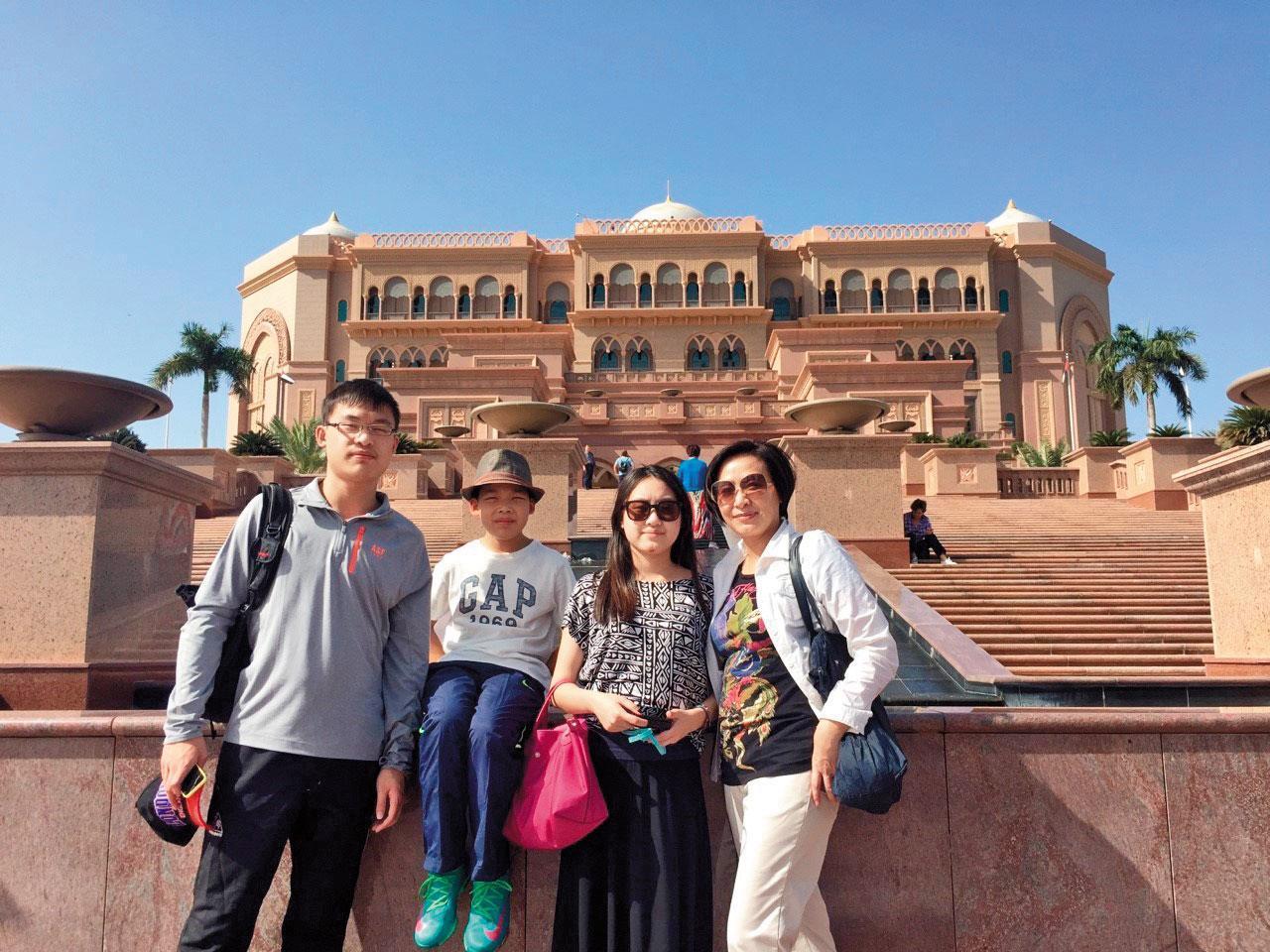 3個孩子是賴淑芬（右）的寶貝，每年都會安排一趟家族海外之旅。（賴淑芬提供）