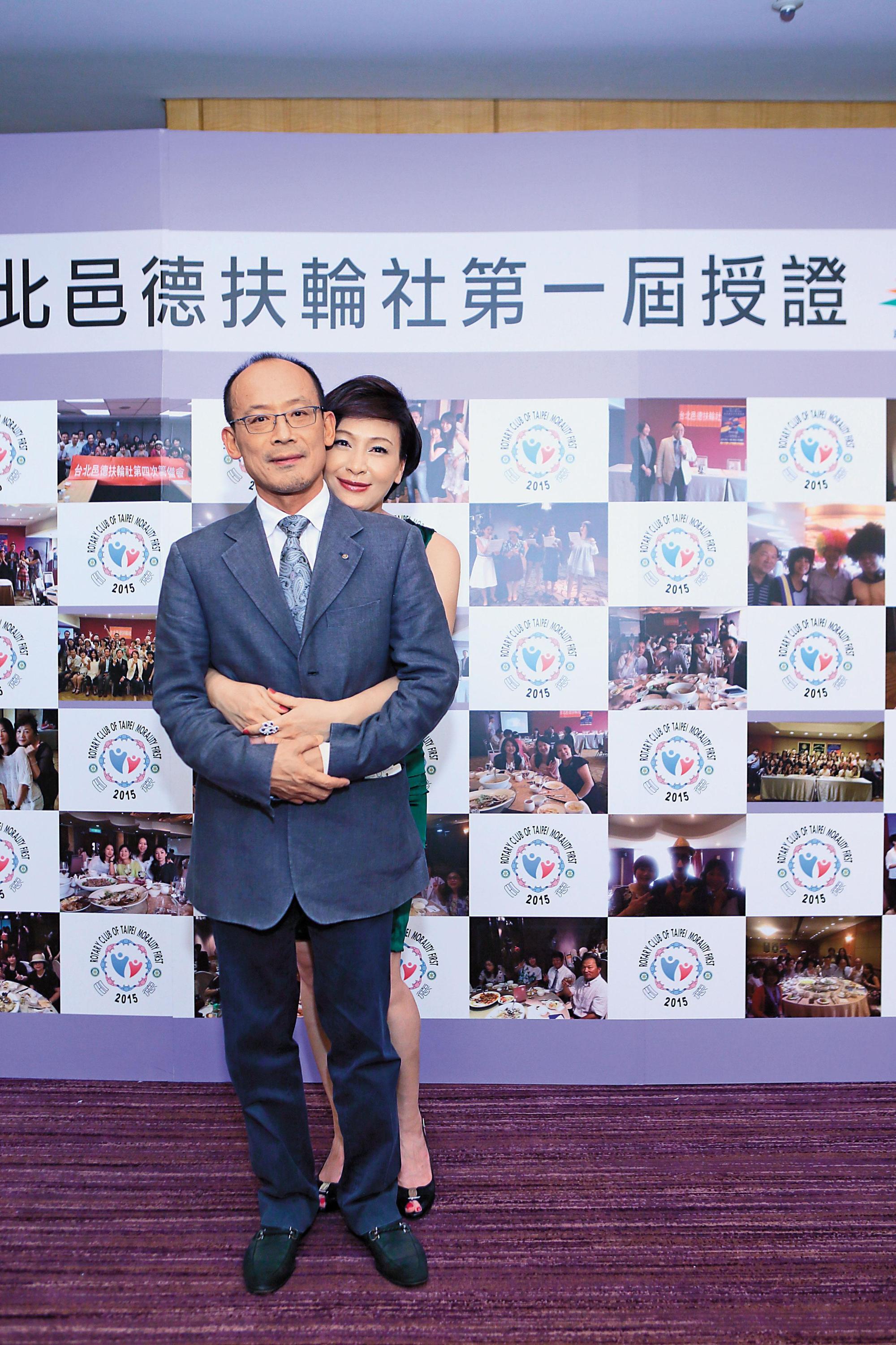 賴淑芬的先生陳定宇（前）為支持另一半，辭去資訊公司職務，擔任樺美食品總經理。