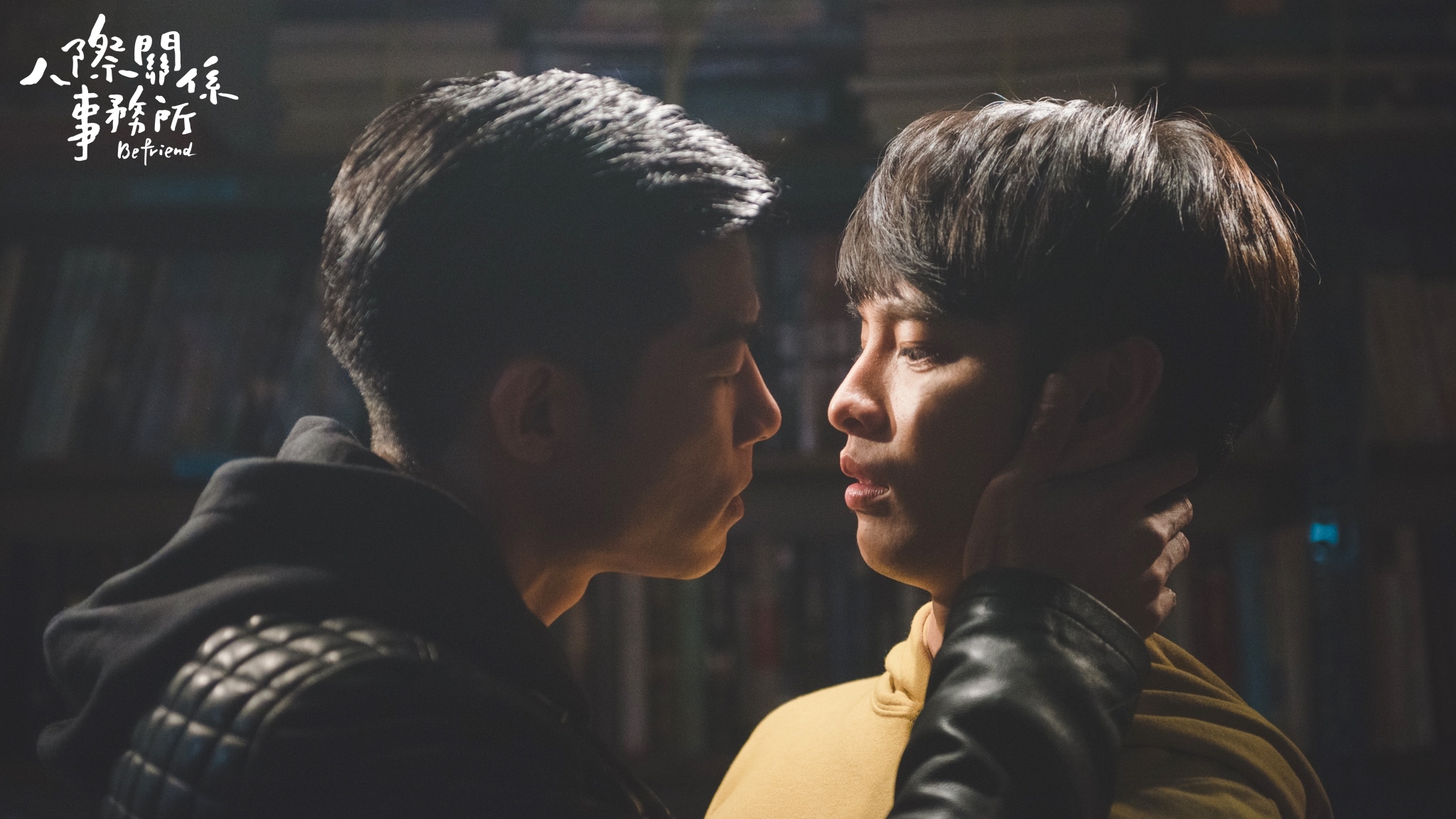 曹佑寧（右）與王柏傑拍攝男男吻戲，兩人情緒濃烈。（愛奇藝提供）