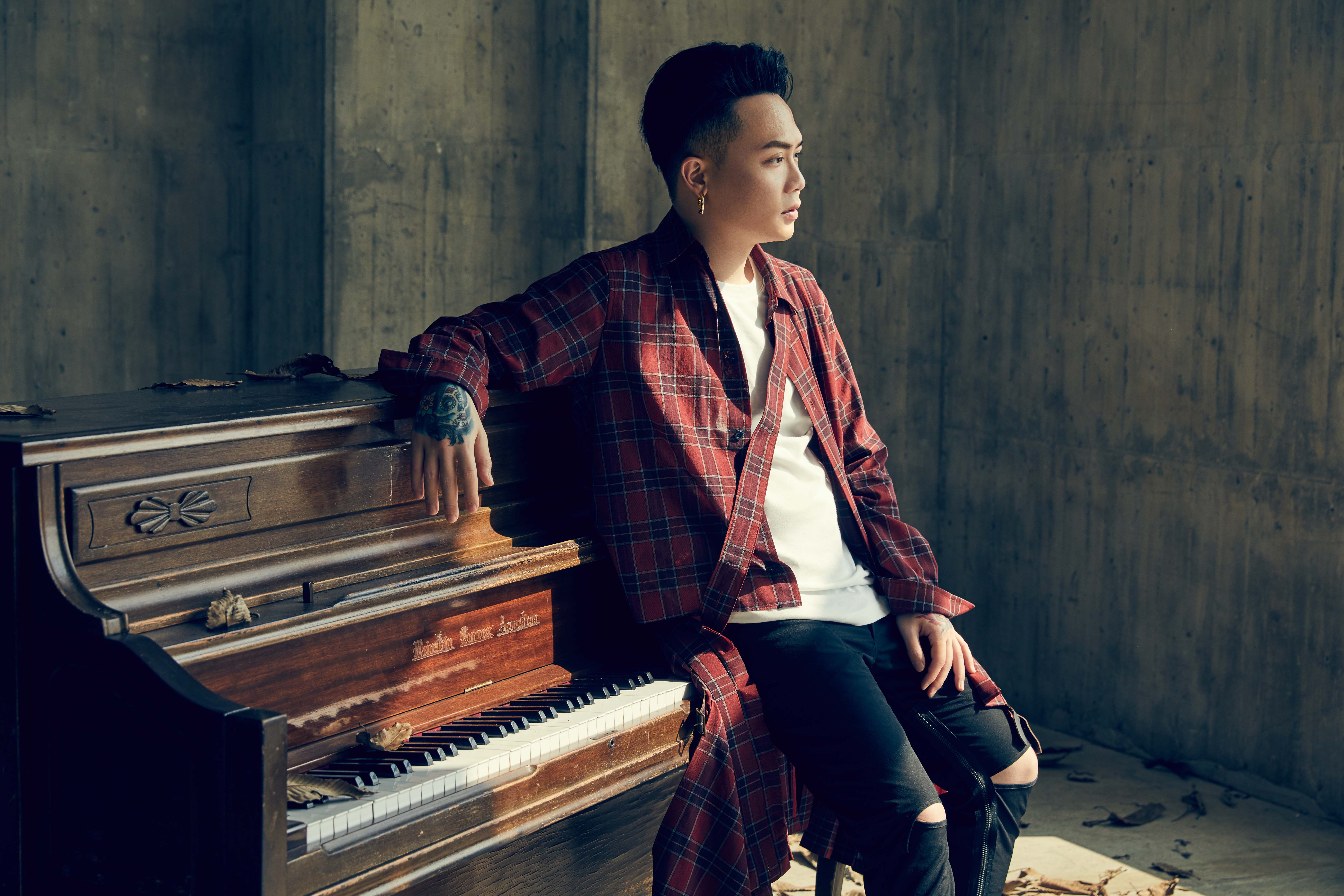 蕭秉治即將推出個人專輯《凡人》，與過去魔幻力量曲風不同，有不少情歌。（相信音樂提供）